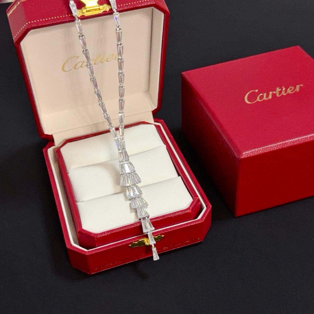 NO:556893,Cartier diamond-encrusted necklace, high-end customized version, diamond-encrusted craftsmanship, V gold material, classic and fashionable style, reconstruct the aesthetics of love with sharp lines!  Breaking the rules, the diamond-encrusted design actually achieves the ceiling of high-end sense - no need for flashy accumulation, love should be as pure as ever. Cartier is loved by many celebrities and Internet celebrities. The Leopard series bracelet is absolutely an eternal classic, and it is not limited to men and women, and there is no age limit!  Wear it and you will be the center of attention!  , jewelry boutique,cartier,necklace,bracelet19860909卡地亚镶钻项链 高端定制版本 镶嵌钻工艺 V金材质 经典而时尚风格 用凌厉线条重构爱情美学！打破常规,镶嵌钻设计反而成就高级感天花板——无需浮华堆砌,爱本应纯粹如初 卡地亚受众多明星网红的爱戴 豹子系列手镯 绝对是永恒经典 而且男女不限 年龄不限 ！戴上它你就是焦点！,饰品精品,cartier,necklace,bracelet,Jewelry