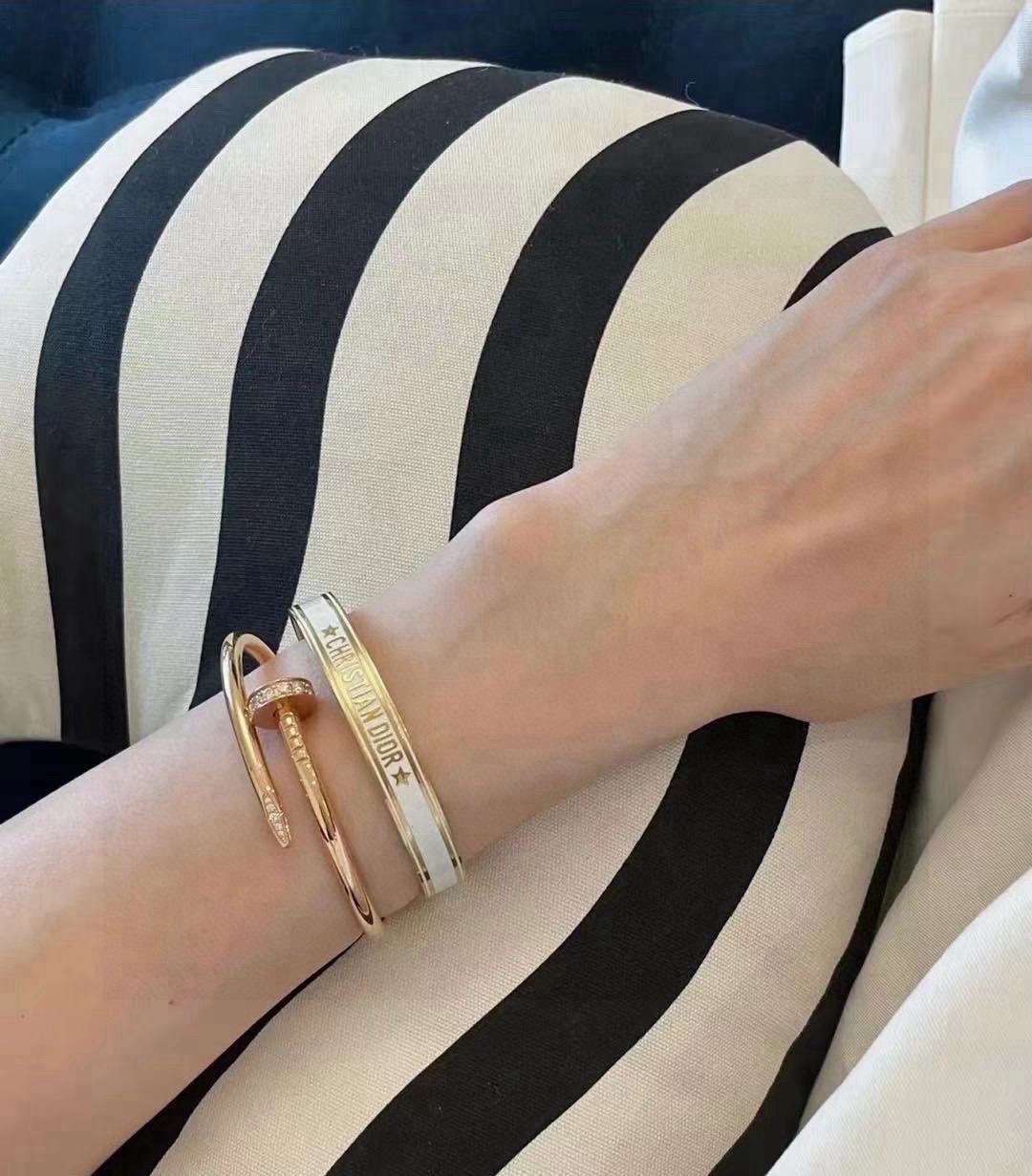 NO:555875,Dior's new beautiful bracelet, white gold and black gold, can be salty or sweet. Dior's new bracelet is stacked in any style and is absolutely purple!  Dior's new bracelet is a new one recently. It is relatively simple and elegant. The white gold color is super white. It can be worn with your own bracelets or bracelets. It is super beautiful. It is a boutique jewelry, dior, dior, bracelet, bracelet.19860909迪奥Dior新品貌美手镯白金黑金配色可盐可甜Dior新款镯子叠带任何款式也是绝绝紫！dior这个新款镯子是最近新入的,比较简单大气白金配色超级显白可以和自己的手链啊手镯啊叠加佩戴超级好看,饰品精品,dior,dior,bracelet,bracelet,Jewelry