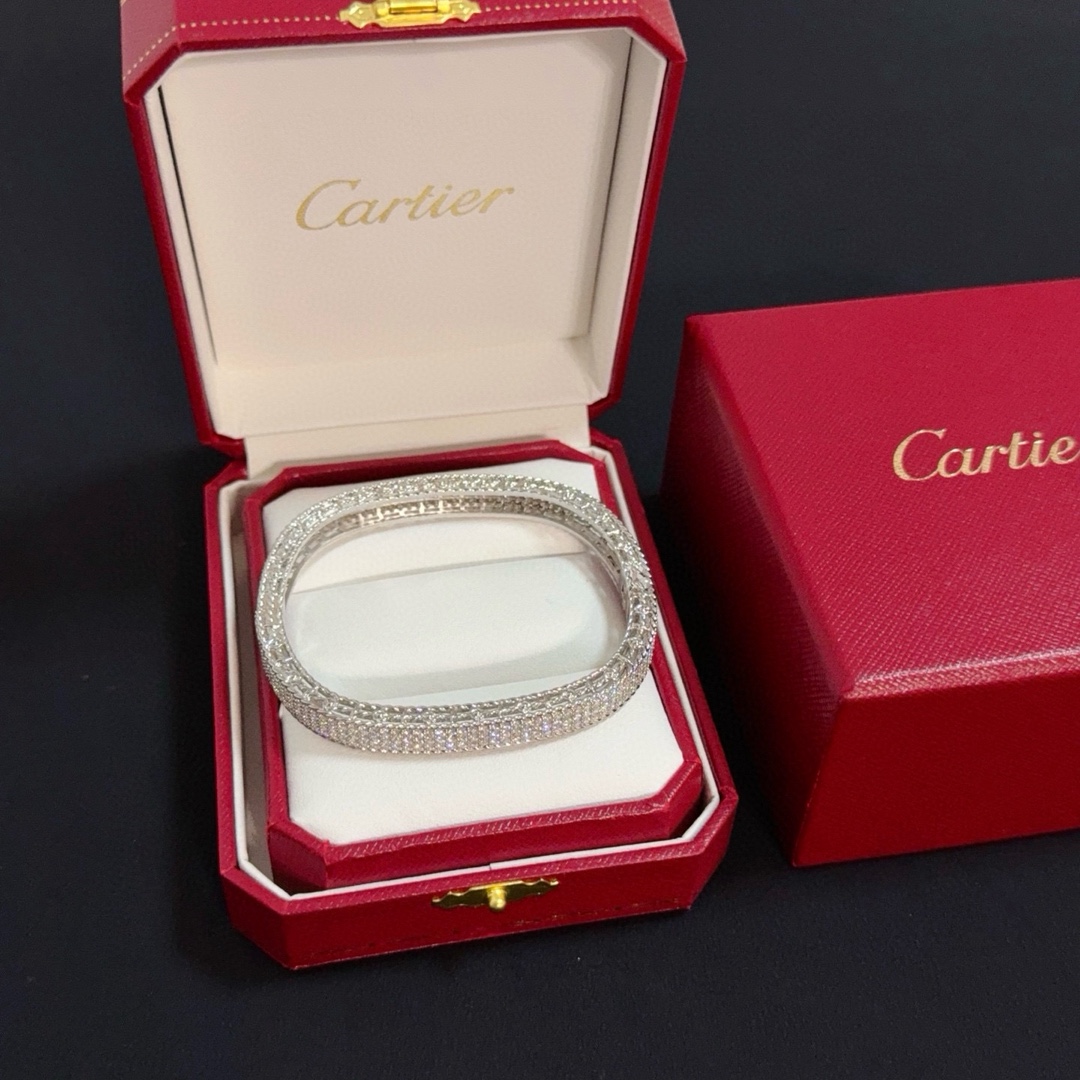 NO:556899,Cartier diamond-encrusted bracelet, high-end customized version, diamond-encrusted craftsmanship, V gold material, classic and fashionable style, reconstruct the aesthetics of love with sharp lines!  Breaking the rules, the diamond-encrusted design actually achieves the ceiling of high-end sense - no need for flashy accumulation, love should be as pure as ever. Cartier is loved by many celebrities and Internet celebrities. The Leopard series bracelet is absolutely an eternal classic, and it is not limited to men and women, and there is no age limit!  Wear it and you will be the center of attention!  , jewelry boutique, cartier, bracelet19860909卡地亚镶钻手镯 高端定制版本 镶嵌钻工艺 V金材质 经典而时尚风格 用凌厉线条重构爱情美学！打破常规,镶嵌钻设计反而成就高级感天花板——无需浮华堆砌,爱本应纯粹如初 卡地亚受众多明星网红的爱戴 豹子系列手镯 绝对是永恒经典 而且男女不限 年龄不限 ！戴上它你就是焦点！,饰品精品,cartier,bracelet,Jewelry