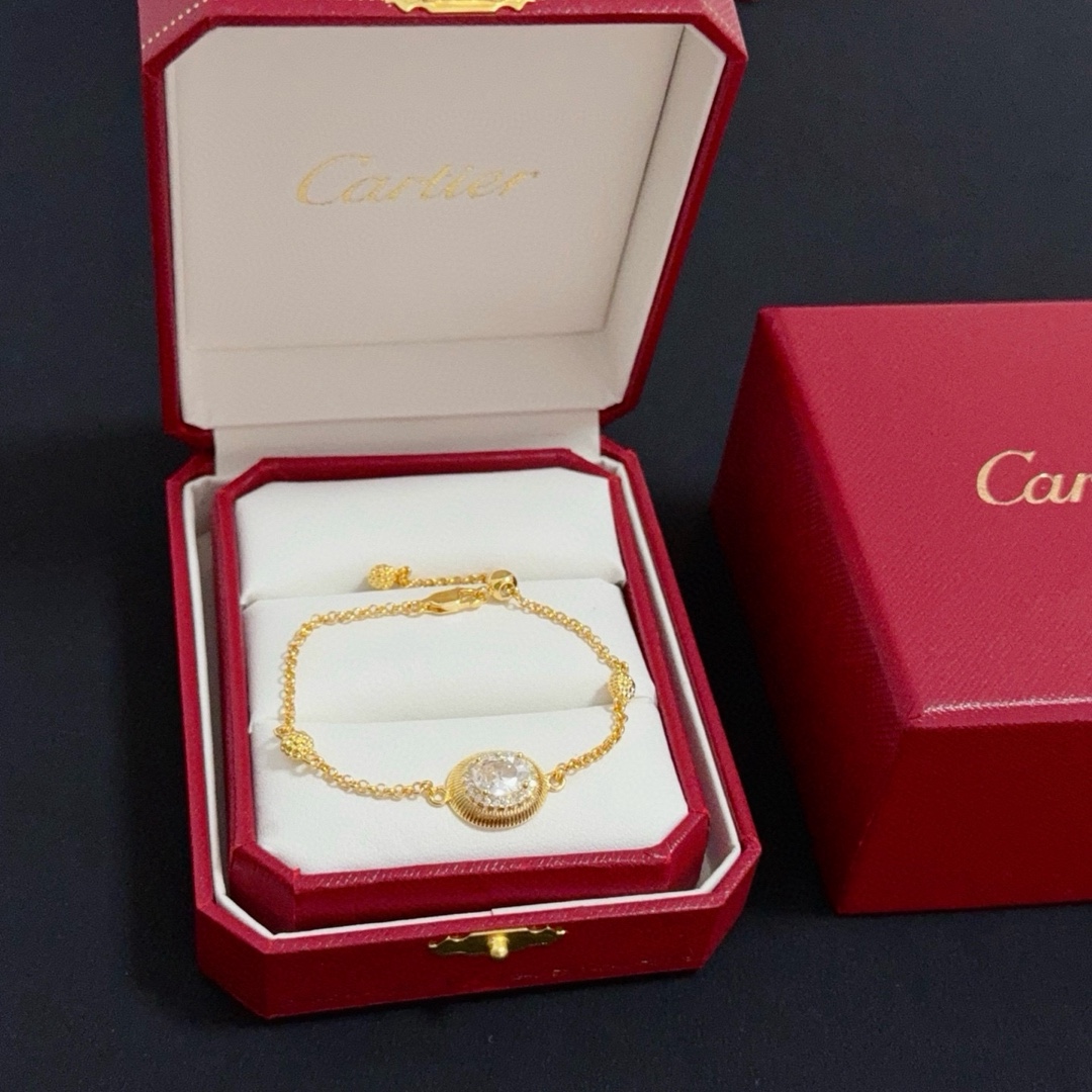 NO:556905,Cartier diamond-encrusted bracelet, high-end customized version, diamond-encrusted craftsmanship, V-gold material, classic and fashionable style, reconstructing the aesthetics of love with sharp lines!  Breaking the rules, the diamond-encrusted design actually achieves the ceiling of high-end sense - no need for flashy accumulation, love should be as pure as ever. Cartier is loved by many celebrities and Internet celebrities. The Leopard series bracelet is absolutely an eternal classic, and it is not limited to men and women, and there is no age limit!  Wear it and you will be the center of attention!  , jewelry boutique,cartier,bracelet,bracelet19860909卡地亚镶钻手链 高端定制版本 镶嵌钻工艺 V金材质 经典而时尚风格 用凌厉线条重构爱情美学！打破常规,镶嵌钻设计反而成就高级感天花板——无需浮华堆砌,爱本应纯粹如初 卡地亚受众多明星网红的爱戴 豹子系列手镯 绝对是永恒经典 而且男女不限 年龄不限 ！戴上它你就是焦点！,饰品精品,cartier,bracelet,bracelet,Jewelry