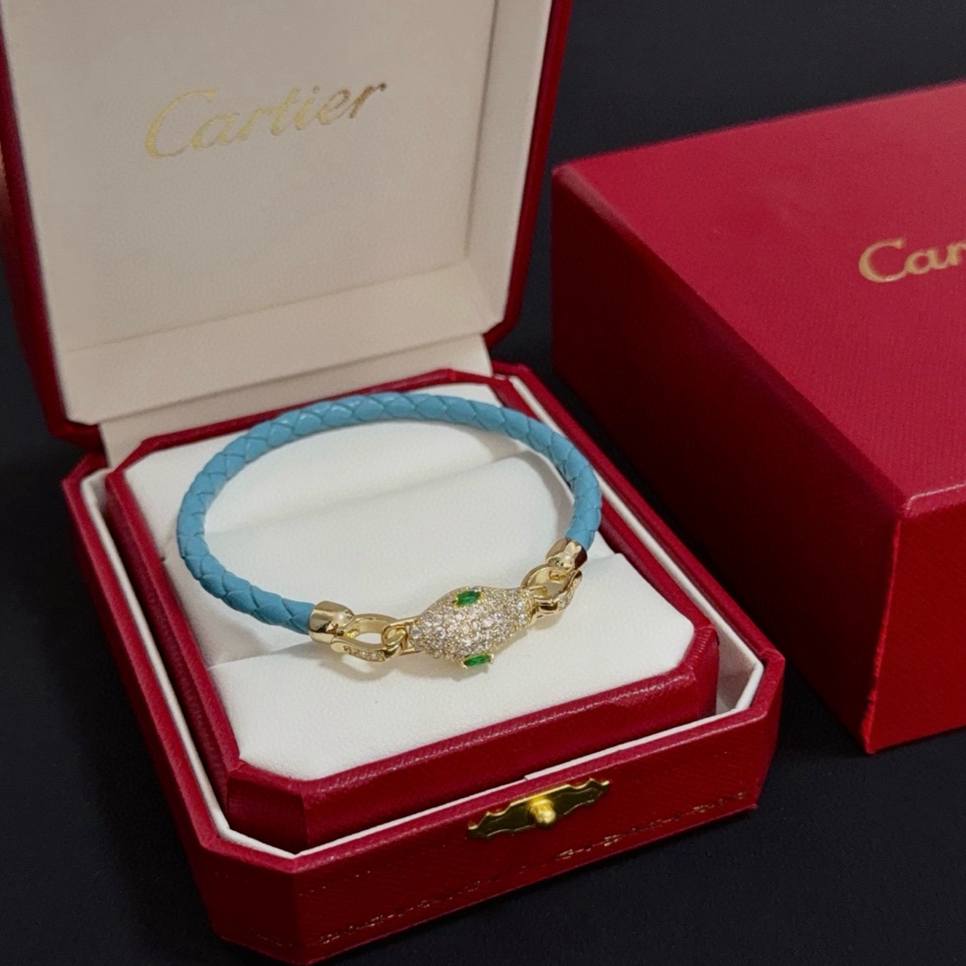 NO:556911,Cartier snake head diamond-encrusted leather cord bracelet, high-end customized version, diamond-encrusted craftsmanship, V gold material, classic and fashionable style, reconstruct the aesthetics of love with sharp lines!  Breaking the rules, the diamond-encrusted design actually achieves the ceiling of high-end sense - no need for flashy accumulation, love should be as pure as ever. Cartier is loved by many celebrities and Internet celebrities. The Leopard series bracelet is absolutely an eternal classic, and it is not limited to men and women, and there is no age limit!  Wear it and you will be the center of attention!  , jewelry boutique, cartier, bracelet19860909卡地亚蛇头镶钻皮绳手镯 高端定制版本 镶嵌钻工艺 V金材质 经典而时尚风格 用凌厉线条重构爱情美学！打破常规,镶嵌钻设计反而成就高级感天花板——无需浮华堆砌,爱本应纯粹如初 卡地亚受众多明星网红的爱戴 豹子系列手镯 绝对是永恒经典 而且男女不限 年龄不限 ！戴上它你就是焦点！,饰品精品,cartier,bracelet,Jewelry