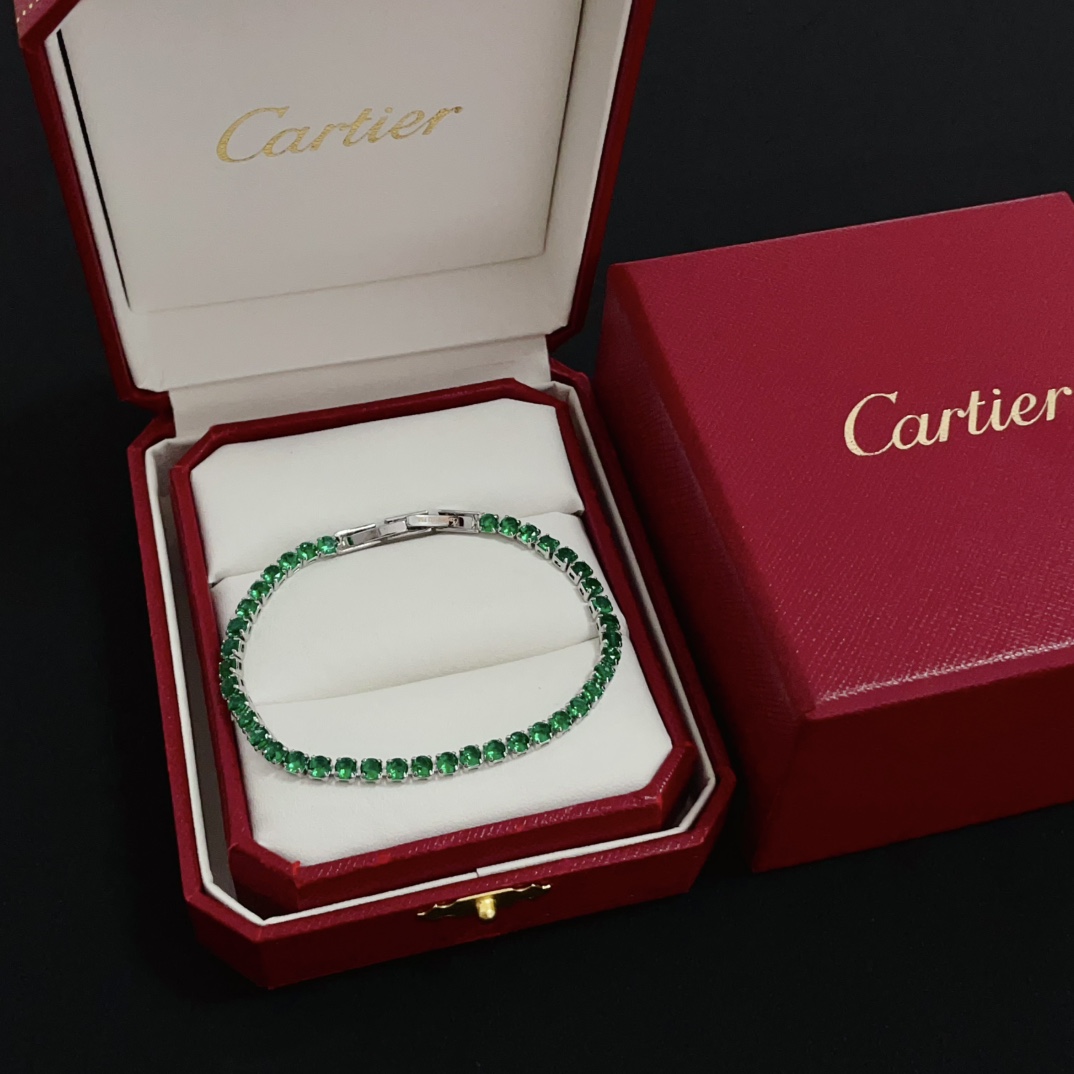 NO:556937,Cartier diamond-encrusted bracelet, high-end customized version, diamond-encrusted craftsmanship, V-gold material, classic and fashionable style, reconstructing the aesthetics of love with sharp lines!  Breaking the rules, the diamond-encrusted design actually achieves the ceiling of high-end sense - no need for flashy accumulation, love should be as pure as ever. Cartier is loved by many celebrities and Internet celebrities. The Leopard series bracelet is absolutely an eternal classic, and it is not limited to men and women, and there is no age limit!  Wear it and you will be the center of attention!  , jewelry boutique,cartier,bracelet,bracelet19860909卡地亚镶钻手链 高端定制版本 镶嵌钻工艺 V金材质 经典而时尚风格 用凌厉线条重构爱情美学！打破常规,镶嵌钻设计反而成就高级感天花板——无需浮华堆砌,爱本应纯粹如初 卡地亚受众多明星网红的爱戴 豹子系列手镯 绝对是永恒经典 而且男女不限 年龄不限 ！戴上它你就是焦点！,饰品精品,cartier,bracelet,bracelet,Jewelry