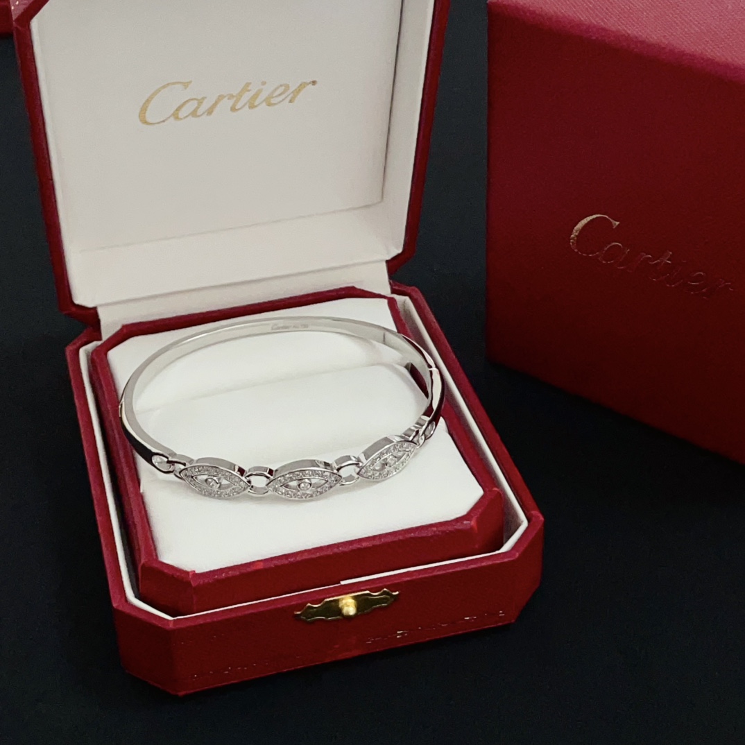NO:556943,Cartier diamond-encrusted bracelet, high-end customized version, diamond-encrusted craftsmanship, V gold material, classic and fashionable style, reconstruct the aesthetics of love with sharp lines!  Breaking the rules, the diamond-encrusted design actually achieves the ceiling of high-end sense - no need for flashy accumulation, love should be as pure as ever. Cartier is loved by many celebrities and Internet celebrities. The Leopard series bracelet is absolutely an eternal classic, and it is not limited to men and women, and there is no age limit!  Wear it and you will be the center of attention!  , jewelry boutique, cartier, bracelet19860909卡地亚镶钻手镯 高端定制版本 镶嵌钻工艺 V金材质 经典而时尚风格 用凌厉线条重构爱情美学！打破常规,镶嵌钻设计反而成就高级感天花板——无需浮华堆砌,爱本应纯粹如初 卡地亚受众多明星网红的爱戴 豹子系列手镯 绝对是永恒经典 而且男女不限 年龄不限 ！戴上它你就是焦点！,饰品精品,cartier,bracelet,Jewelry