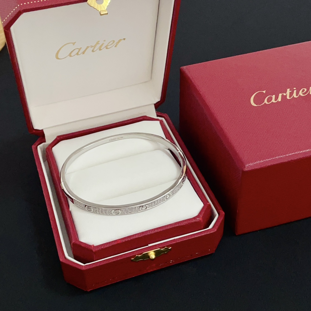 NO:556957,Cartier diamond-encrusted bracelet, high-end customized version, diamond-encrusted craftsmanship, V gold material, classic and fashionable style, reconstruct the aesthetics of love with sharp lines!  Breaking the rules, the diamond-encrusted design actually achieves the ceiling of high-end sense - no need for flashy accumulation, love should be as pure as ever. Cartier is loved by many celebrities and Internet celebrities. The Leopard series bracelet is absolutely an eternal classic, and it is not limited to men and women, and there is no age limit!  Wear it and you will be the center of attention!  , jewelry boutique, cartier, bracelet19860909卡地亚镶钻手镯 高端定制版本 镶嵌钻工艺 V金材质 经典而时尚风格 用凌厉线条重构爱情美学！打破常规,镶嵌钻设计反而成就高级感天花板——无需浮华堆砌,爱本应纯粹如初 卡地亚受众多明星网红的爱戴 豹子系列手镯 绝对是永恒经典 而且男女不限 年龄不限 ！戴上它你就是焦点！,饰品精品,cartier,bracelet,Jewelry