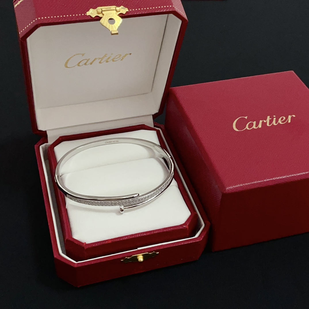 NO:556983,Cartier diamond-encrusted bracelet, high-end customized version, diamond-encrusted craftsmanship, V gold material, classic and fashionable style, reconstruct the aesthetics of love with sharp lines!  Breaking the rules, the diamond-encrusted design actually achieves the ceiling of high-end sense - no need for flashy accumulation, love should be as pure as ever. Cartier is loved by many celebrities and Internet celebrities. The Leopard series bracelet is absolutely an eternal classic, and it is not limited to men and women, and there is no age limit!  Wear it and you will be the center of attention!  , jewelry boutique, cartier, bracelet19860909卡地亚镶钻手镯 高端定制版本 镶嵌钻工艺 V金材质 经典而时尚风格 用凌厉线条重构爱情美学！打破常规,镶嵌钻设计反而成就高级感天花板——无需浮华堆砌,爱本应纯粹如初 卡地亚受众多明星网红的爱戴 豹子系列手镯 绝对是永恒经典 而且男女不限 年龄不限 ！戴上它你就是焦点！,饰品精品,cartier,bracelet,Jewelry