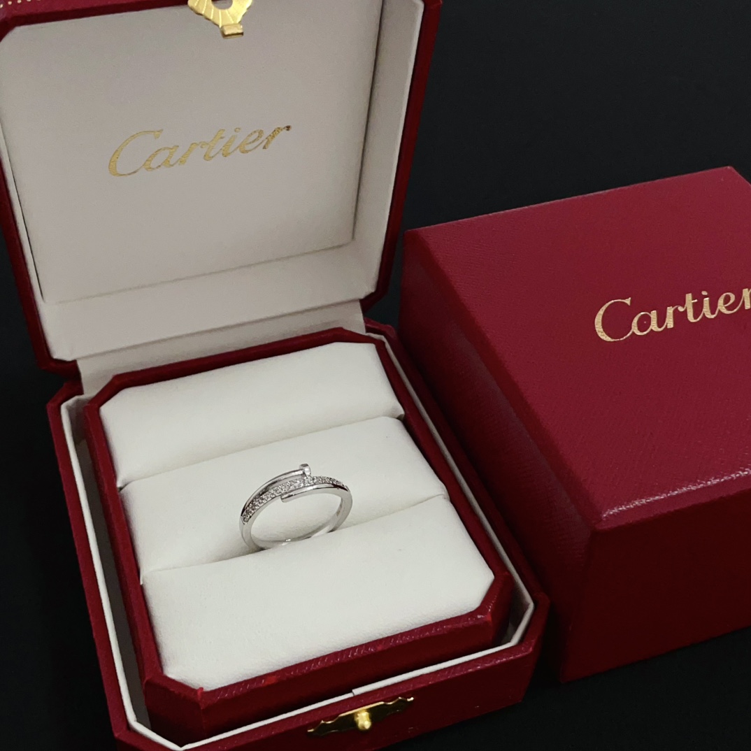 NO:556988,Cartier diamond-set ring, high-end customized version, diamond-set technology, V gold material, classic and fashionable style, using sharp lines to reconstruct the aesthetics of love!  Breaking the rules, the diamond-encrusted design actually achieves the ceiling of high-end sense - no need for flashy accumulation, love should be as pure as ever. Cartier is loved by many celebrities and Internet celebrities. The Leopard series bracelet is absolutely an eternal classic, and it is not limited to men and women, and there is no age limit!  Wear it and you will be the center of attention!  , jewelry boutique, cartier, ring, bracelet19860909卡地亚镶钻戒指 高端定制版本 镶嵌钻工艺 V金材质 经典而时尚风格 用凌厉线条重构爱情美学！打破常规,镶嵌钻设计反而成就高级感天花板——无需浮华堆砌,爱本应纯粹如初 卡地亚受众多明星网红的爱戴 豹子系列手镯 绝对是永恒经典 而且男女不限 年龄不限 ！戴上它你就是焦点！,饰品精品,cartier,ring,bracelet,Jewelry
