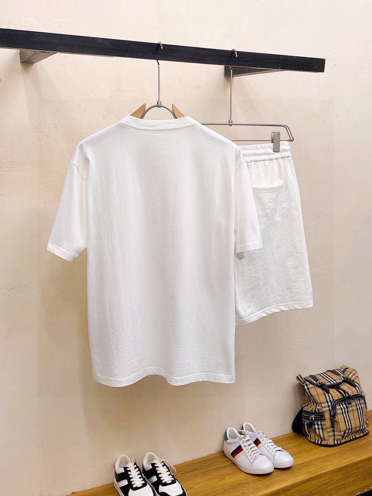 Saint Laurent 品牌【YSL圣罗兰】 2025新款男士短袖短裤套装 销售 市面高端版本 手感细腻柔软 让你穿着更加舒适 立体裁剪版型超赞 尺码:M-5XL下单请报身高体重