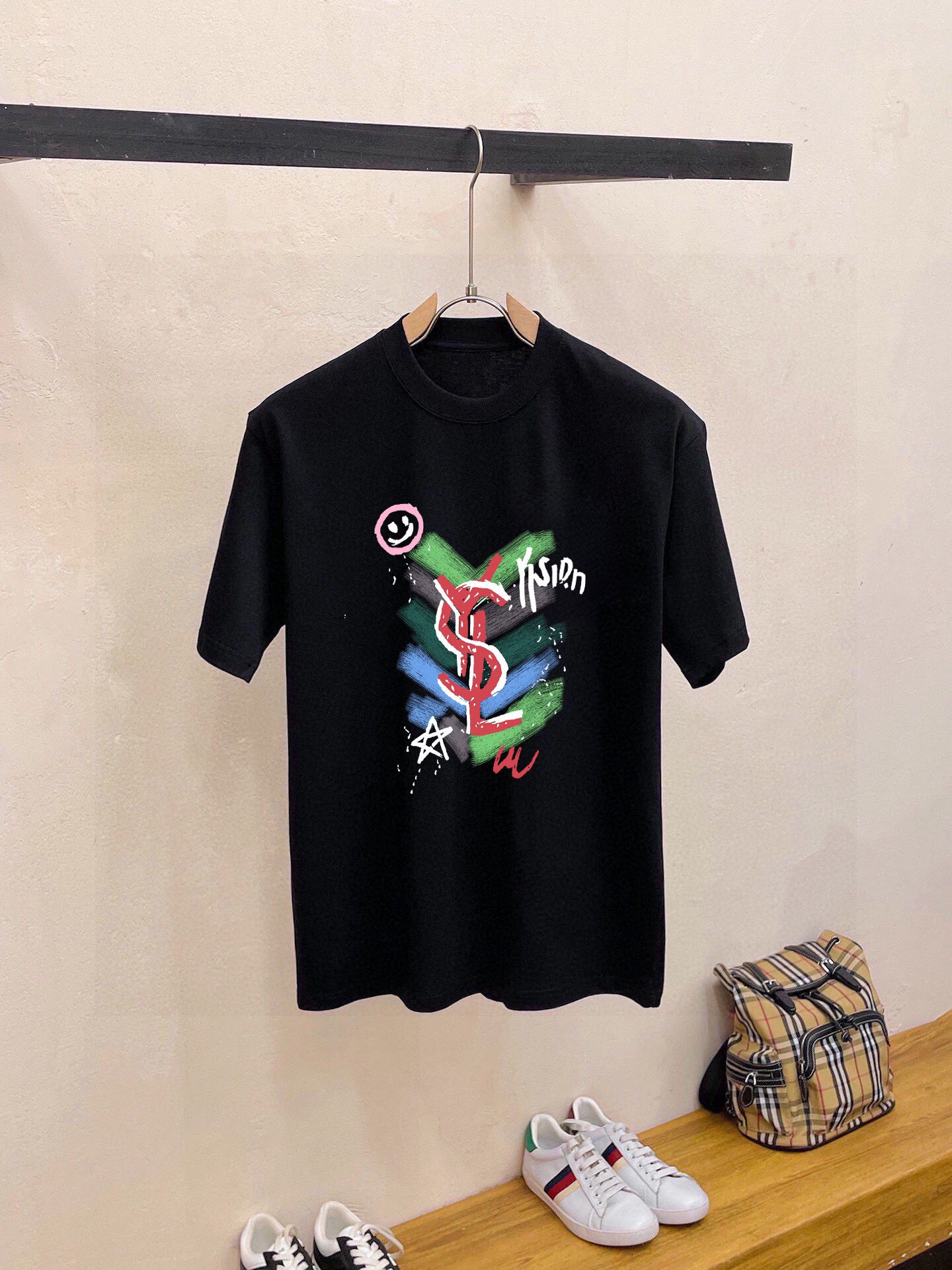 Saint Laurent 品牌【YSL圣罗兰】 2025新款男士短袖短裤套装 销售 市面高端版本 手感细腻柔软 让你穿着更加舒适 立体裁剪版型超赞 尺码:M-5XL下单请报身高体重