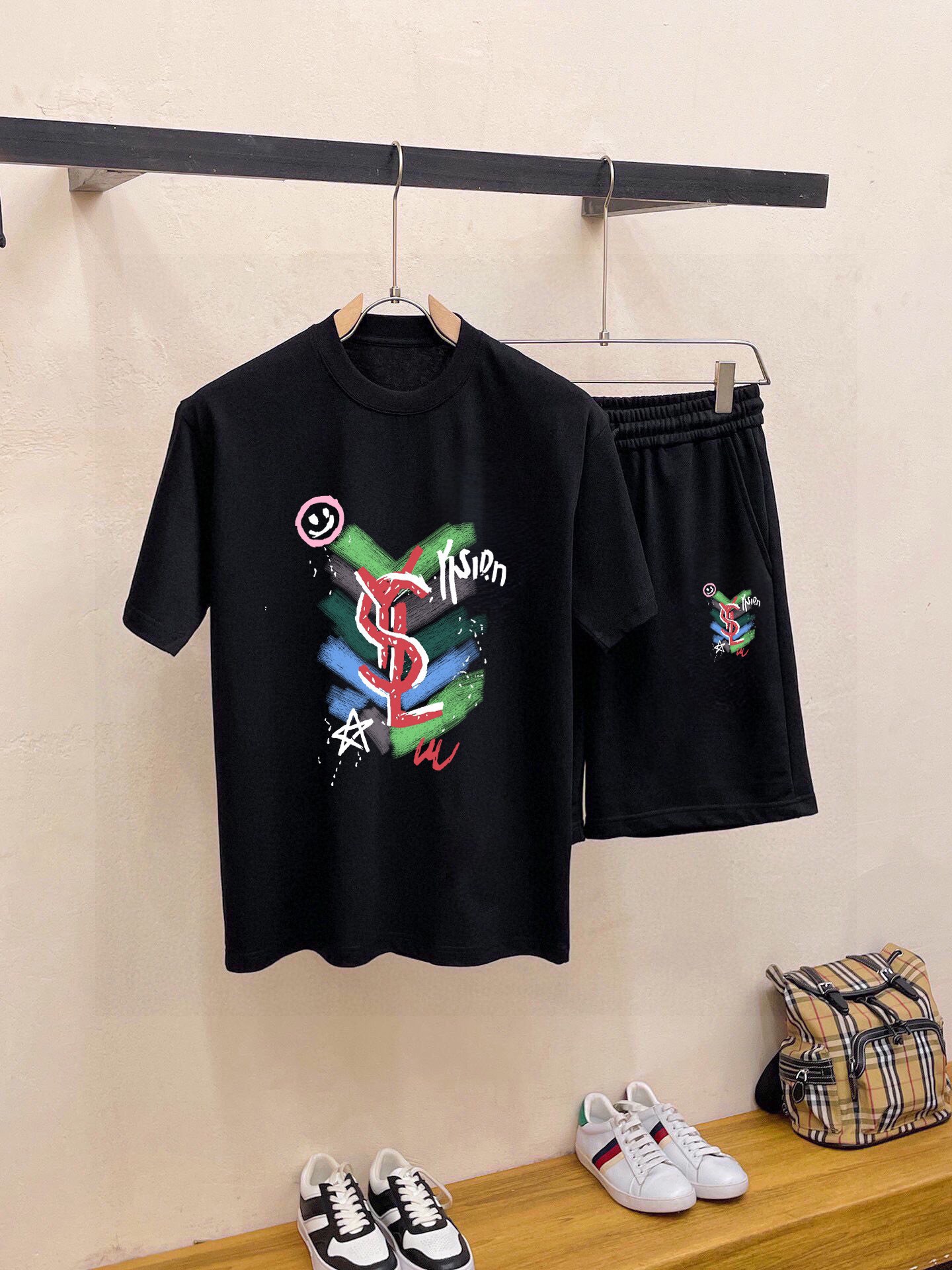 Saint Laurent 品牌【YSL圣罗兰】 2025新款男士短袖短裤套装 销售 市面高端版本 手感细腻柔软 让你穿着更加舒适 立体裁剪版型超赞 尺码:M-5XL下单请报身高体重
