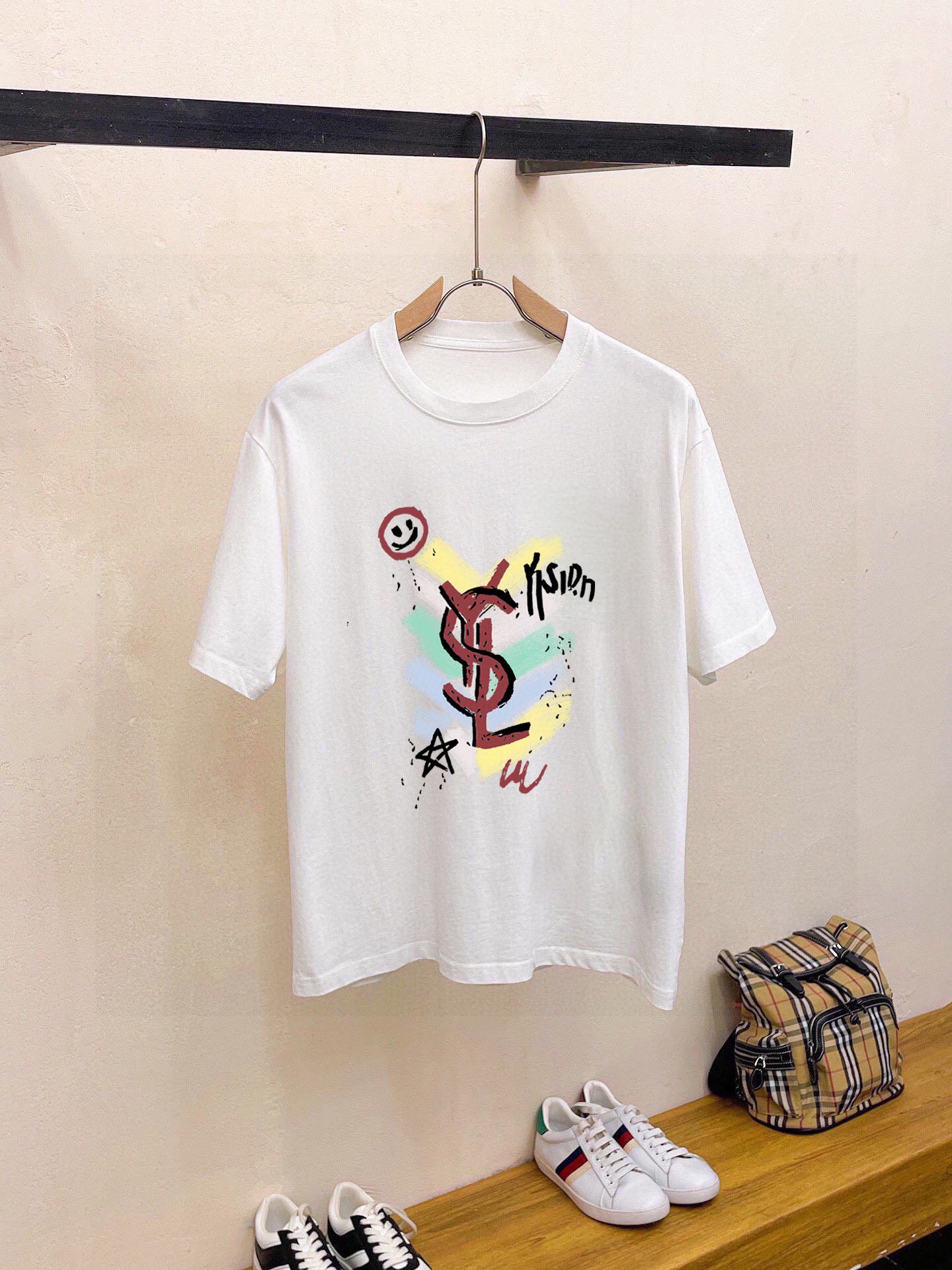 Saint Laurent 品牌【YSL圣罗兰】 2025新款男士短袖短裤套装 销售 市面高端版本 手感细腻柔软 让你穿着更加舒适 立体裁剪版型超赞 尺码:M-5XL下单请报身高体重