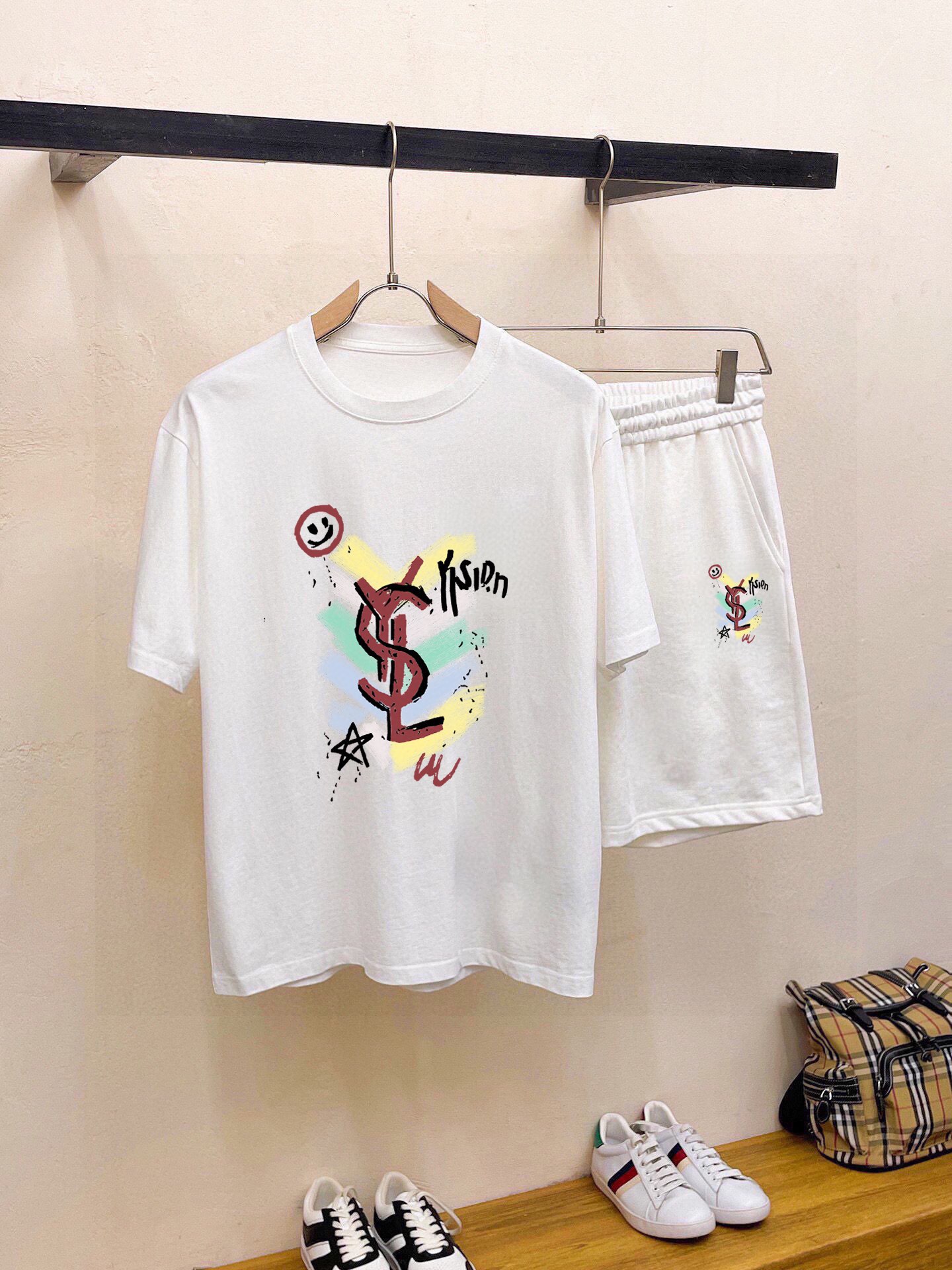 Saint Laurent 品牌【YSL圣罗兰】 2025新款男士短袖短裤套装 销售 市面高端版本 手感细腻柔软 让你穿着更加舒适 立体裁剪版型超赞 尺码:M-5XL下单请报身高体重