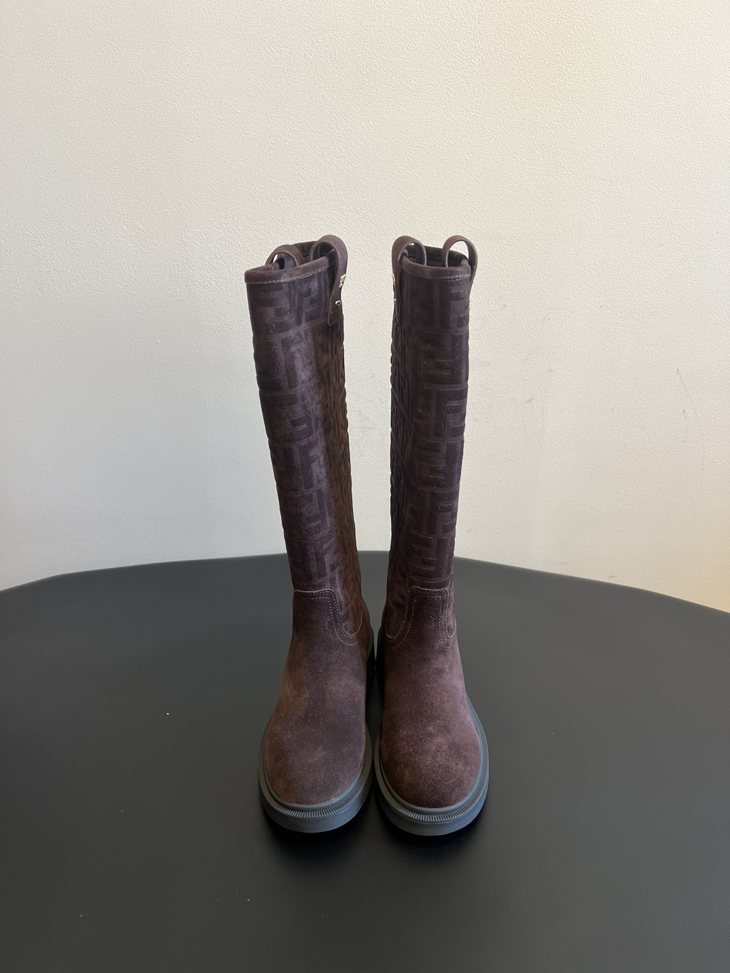 NO:614954,Fend* classic presbyopic boots use the brand's iconic FF presbyopic embossing, which is highly recognizable; the material is fine-textured suede, showing a high-end matte effect; the boot shape is a knee-length long tube design, which is neat and elegant, and the heel is low or flat, taking into account both fashion and comfort.  Combine it with a plaid skirt, a retro shirt, and a woolen short jacket, such as the dark brown model with a brown plaid skirt and a khaki shirt, which is full of retro charm. The black model is suitable for pairing with suit pants and simple shirts and suit jackets, and can create a capable workplace image. Cow suede upper, cowhide lining, TPU outsole, size 35-41, boots, fendi, boots, skirts, jackets & coats, shirts, business  suit,cowhide,chamois leather19860909Fend* 经典老花长筒靴 采用品牌标志性的FF老花压纹,辨识度极高；材质为质感细腻的麂皮,呈现出高级的哑光效果；靴型是及膝长筒设计,利落又显气场,鞋跟为低跟或平底,兼顾了时尚与舒适. 与格纹半身裙、复古衬衫组合,再配上一件呢子短外套,像深咖色款搭配棕色格纹裙和卡其色衬衫,满满的复古韵味.搭配西装裤和简约的衬衫、西装外套,黑色款就很适合,能塑造干练的职场形象. 鞋面牛反绒 内里牛皮 大底TPU大底 size35-41码,靴子,fendi,boots,skirts,jackets & coats,shirts,business suit,cowhide,chamois leather,Women's Shoes