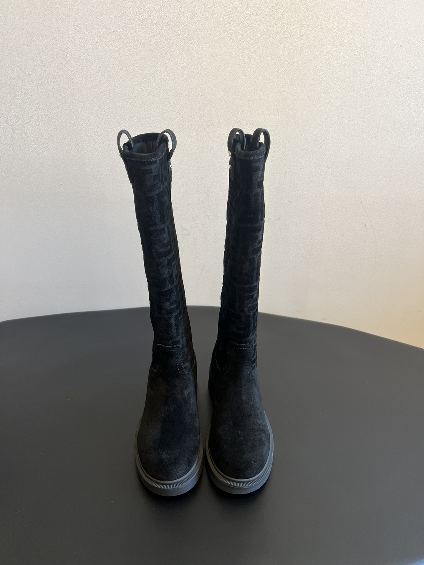 NO:614963,Fend* classic presbyopic boots use the brand's iconic FF presbyopic embossing, which is highly recognizable; the material is fine-textured suede, showing a high-end matte effect; the boot shape is a knee-length long tube design, which is neat and elegant, and the heel is low or flat, taking into account both fashion and comfort.  Combine it with a plaid skirt, a retro shirt, and a woolen short jacket, such as the dark brown model with a brown plaid skirt and a khaki shirt, which is full of retro charm. The black model is suitable for pairing with suit pants and simple shirts and suit jackets, and can create a capable workplace image. Cow suede upper, cowhide lining, TPU outsole, size 35-41, boots, fendi, boots, skirts, jackets & coats, shirts, business  suit,cowhide,chamois leather19860909Fend* 经典老花长筒靴 采用品牌标志性的FF老花压纹,辨识度极高；材质为质感细腻的麂皮,呈现出高级的哑光效果；靴型是及膝长筒设计,利落又显气场,鞋跟为低跟或平底,兼顾了时尚与舒适. 与格纹半身裙、复古衬衫组合,再配上一件呢子短外套,像深咖色款搭配棕色格纹裙和卡其色衬衫,满满的复古韵味.搭配西装裤和简约的衬衫、西装外套,黑色款就很适合,能塑造干练的职场形象. 鞋面牛反绒 内里牛皮 大底TPU大底 size35-41码,靴子,fendi,boots,skirts,jackets & coats,shirts,business suit,cowhide,chamois leather,Women's Shoes