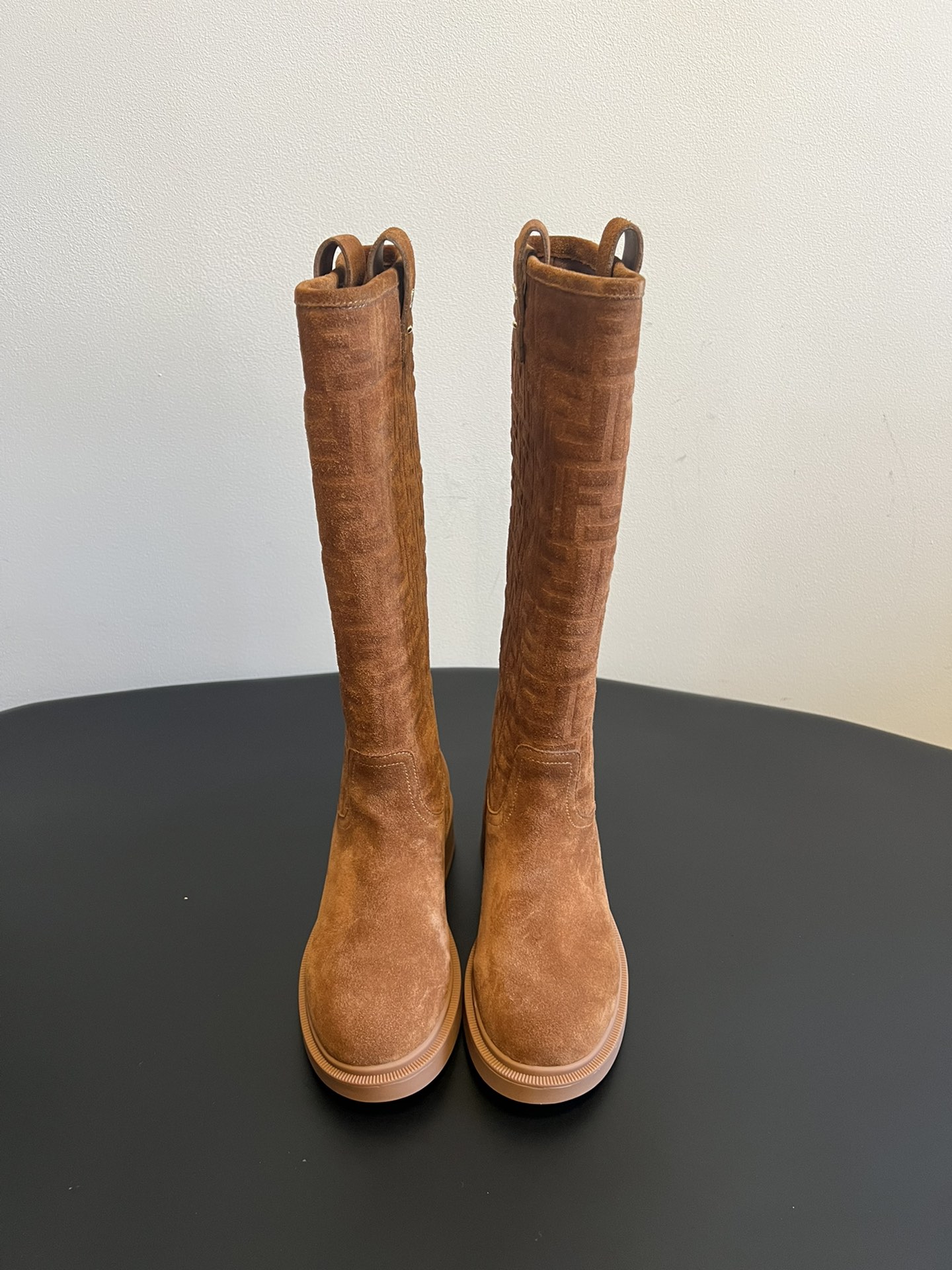 NO:614972,Fend* classic presbyopic boots use the brand's iconic FF presbyopic embossing, which is highly recognizable; the material is fine-textured suede, showing a high-end matte effect; the boot shape is a knee-length long tube design, which is neat and elegant, and the heel is low or flat, taking into account both fashion and comfort.  Combine it with a plaid skirt, a retro shirt, and a woolen short jacket, such as the dark brown model with a brown plaid skirt and a khaki shirt, which is full of retro charm. The black model is suitable for pairing with suit pants and simple shirts and suit jackets, and can create a capable workplace image. Cow suede upper, cowhide lining, TPU outsole, size 35-41, boots, fendi, boots, skirts, jackets & coats, shirts, business  suit,cowhide,chamois leather19860909Fend* 经典老花长筒靴 采用品牌标志性的FF老花压纹,辨识度极高；材质为质感细腻的麂皮,呈现出高级的哑光效果；靴型是及膝长筒设计,利落又显气场,鞋跟为低跟或平底,兼顾了时尚与舒适. 与格纹半身裙、复古衬衫组合,再配上一件呢子短外套,像深咖色款搭配棕色格纹裙和卡其色衬衫,满满的复古韵味.搭配西装裤和简约的衬衫、西装外套,黑色款就很适合,能塑造干练的职场形象. 鞋面牛反绒 内里牛皮 大底TPU大底 size35-41码,靴子,fendi,boots,skirts,jackets & coats,shirts,business suit,cowhide,chamois leather,Women's Shoes