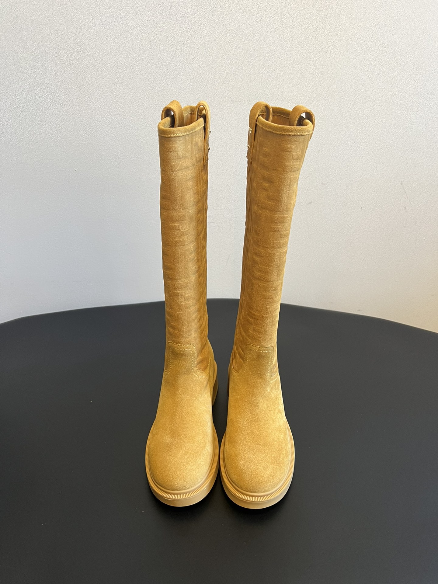 NO:614982,Fend* classic presbyopic boots use the brand's iconic FF presbyopic embossing, which is highly recognizable; the material is fine-textured suede, showing a high-end matte effect; the boot shape is a knee-length long tube design, which is neat and elegant, and the heel is low or flat, taking into account both fashion and comfort.  Combine it with a plaid skirt, a retro shirt, and a woolen short jacket, such as the dark brown model with a brown plaid skirt and a khaki shirt, which is full of retro charm. The black model is suitable for pairing with suit pants and simple shirts and suit jackets, and can create a capable workplace image. Cow suede upper, cowhide lining, TPU outsole, size 35-41, boots, fendi, boots, skirts, jackets & coats, shirts, business  suit,cowhide,chamois leather19860909Fend* 经典老花长筒靴 采用品牌标志性的FF老花压纹,辨识度极高；材质为质感细腻的麂皮,呈现出高级的哑光效果；靴型是及膝长筒设计,利落又显气场,鞋跟为低跟或平底,兼顾了时尚与舒适. 与格纹半身裙、复古衬衫组合,再配上一件呢子短外套,像深咖色款搭配棕色格纹裙和卡其色衬衫,满满的复古韵味.搭配西装裤和简约的衬衫、西装外套,黑色款就很适合,能塑造干练的职场形象. 鞋面牛反绒 内里牛皮 大底TPU大底 size35-41码,靴子,fendi,boots,skirts,jackets & coats,shirts,business suit,cowhide,chamois leather,Women's Shoes