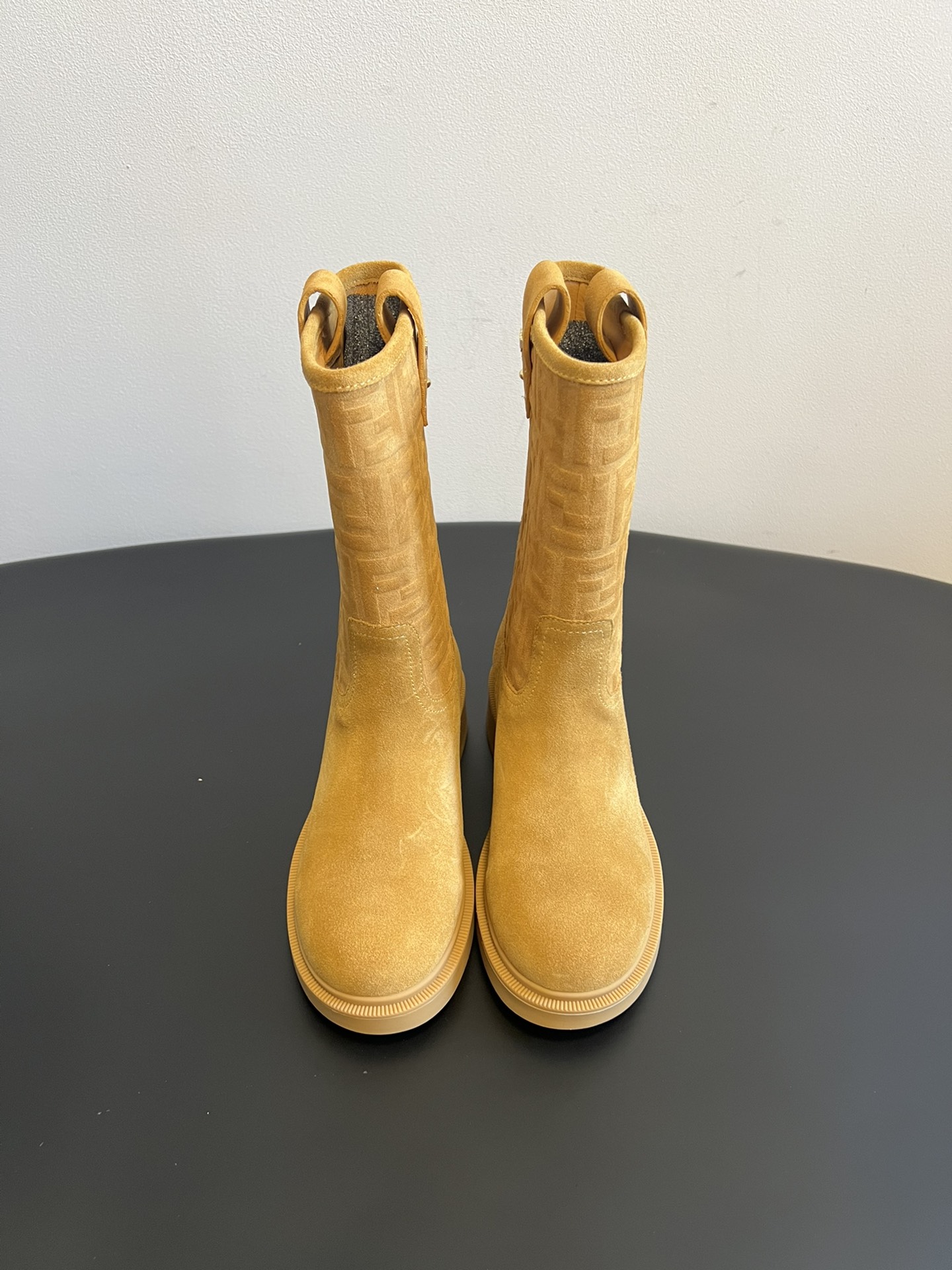 NO:614934,Fend* classic presbyopic mid-calf boots also use the brand's iconic FF presbyopic embossing, and the suede material has a high-end texture. The boot shape is mid-calf, which is more casual than long boots. The low-heeled design ensures wearing comfort, and the metal accessories on the side of the shoe add a sense of detail.  The dark brown model is suitable for matching with straight jeans and knitted cardigans, showing a retro casual charm. Paired with suit pants and solid-color shirts, the black model can create a simple and capable workplace image. Combined with floral skirts and knitted sweaters, the caramel brown model can add a touch of retro sweetness to the sweet girl style. The upper is cow suede and the lining is cowhide. TPU outsole  size35-41,boots,fendi,boots,skirts,jeans,sweaters,shirts,business suit,cowhide,chamois leather19860909Fend* 经典老花中筒靴 同样采用品牌标志性的FF老花压纹,麂皮材质质感高级；靴型为中筒设计,比长筒靴更具休闲感,低跟设计保障了穿着的舒适性,鞋侧的金属饰件增添了细节感. 与直筒牛仔裤、针织开衫搭配,深咖色款很合适,尽显复古休闲韵味.搭配西装裤和纯色衬衫,黑色款可塑造简约干练的职场形象.和碎花短裙、针织毛衣组合,焦糖棕款能为甜妹风穿搭增添一丝复古甜美的气息. 鞋面牛反绒 内里牛皮 大底TPU大底 size35-41码,靴子,fendi,boots,skirts,jeans,sweaters,shirts,business suit,cowhide,chamois leather,Women's Shoes