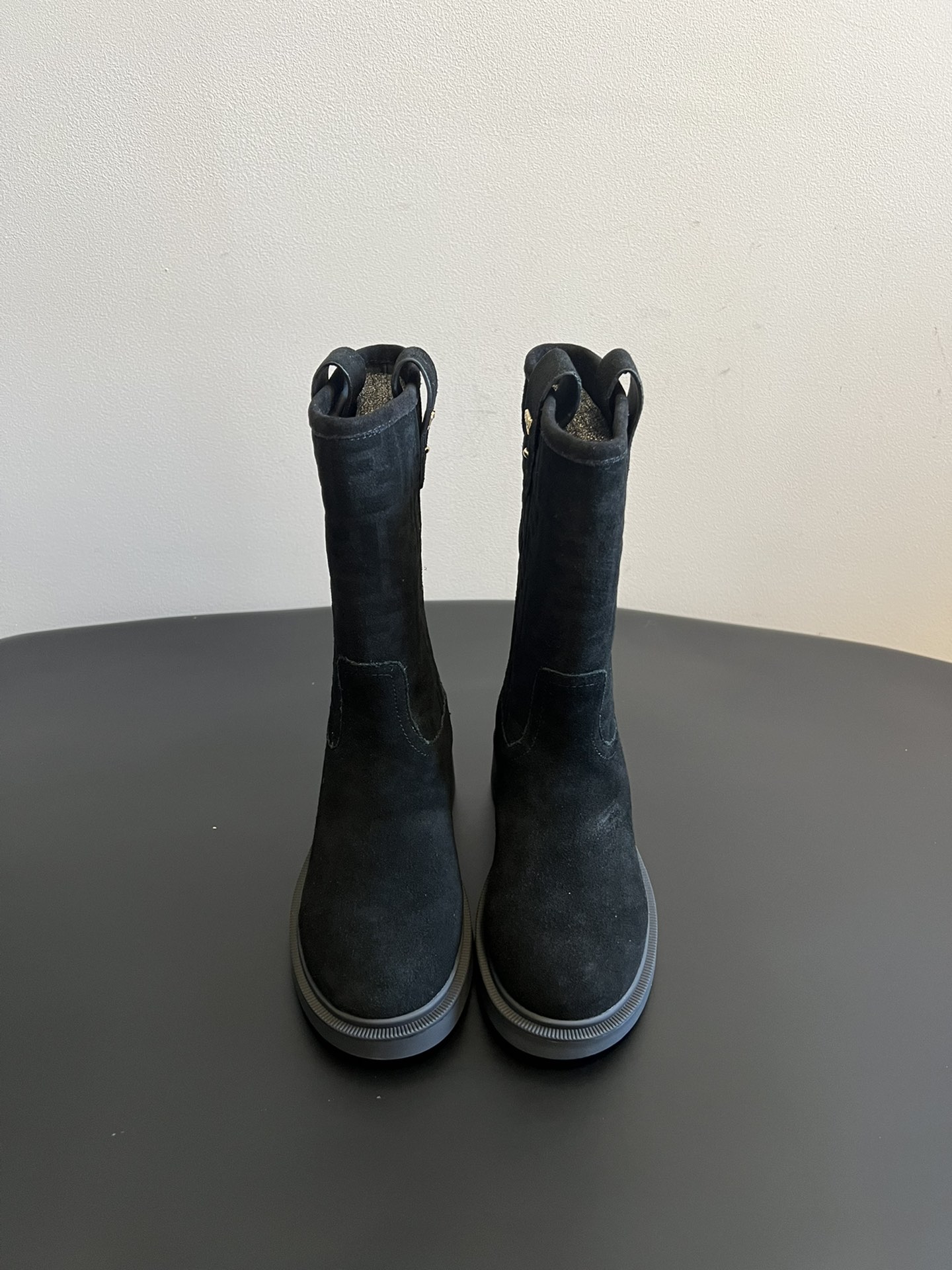 NO:614944,Fend* classic presbyopic mid-calf boots also use the brand's iconic FF presbyopic embossing, and the suede material has a high-end texture. The boot shape is mid-calf, which is more casual than long boots. The low-heeled design ensures wearing comfort, and the metal accessories on the side of the shoe add a sense of detail.  The dark brown model is suitable for matching with straight jeans and knitted cardigans, showing a retro casual charm. Paired with suit pants and solid-color shirts, the black model can create a simple and capable workplace image. Combined with floral skirts and knitted sweaters, the caramel brown model can add a touch of retro sweetness to the sweet girl style. The upper is cow suede and the lining is cowhide. TPU outsole  size35-41,boots,fendi,boots,skirts,jeans,sweaters,shirts,business suit,cowhide,chamois leather19860909Fend* 经典老花中筒靴 同样采用品牌标志性的FF老花压纹,麂皮材质质感高级；靴型为中筒设计,比长筒靴更具休闲感,低跟设计保障了穿着的舒适性,鞋侧的金属饰件增添了细节感. 与直筒牛仔裤、针织开衫搭配,深咖色款很合适,尽显复古休闲韵味.搭配西装裤和纯色衬衫,黑色款可塑造简约干练的职场形象.和碎花短裙、针织毛衣组合,焦糖棕款能为甜妹风穿搭增添一丝复古甜美的气息. 鞋面牛反绒 内里牛皮 大底TPU大底 size35-41码,靴子,fendi,boots,skirts,jeans,sweaters,shirts,business suit,cowhide,chamois leather,Women's Shoes