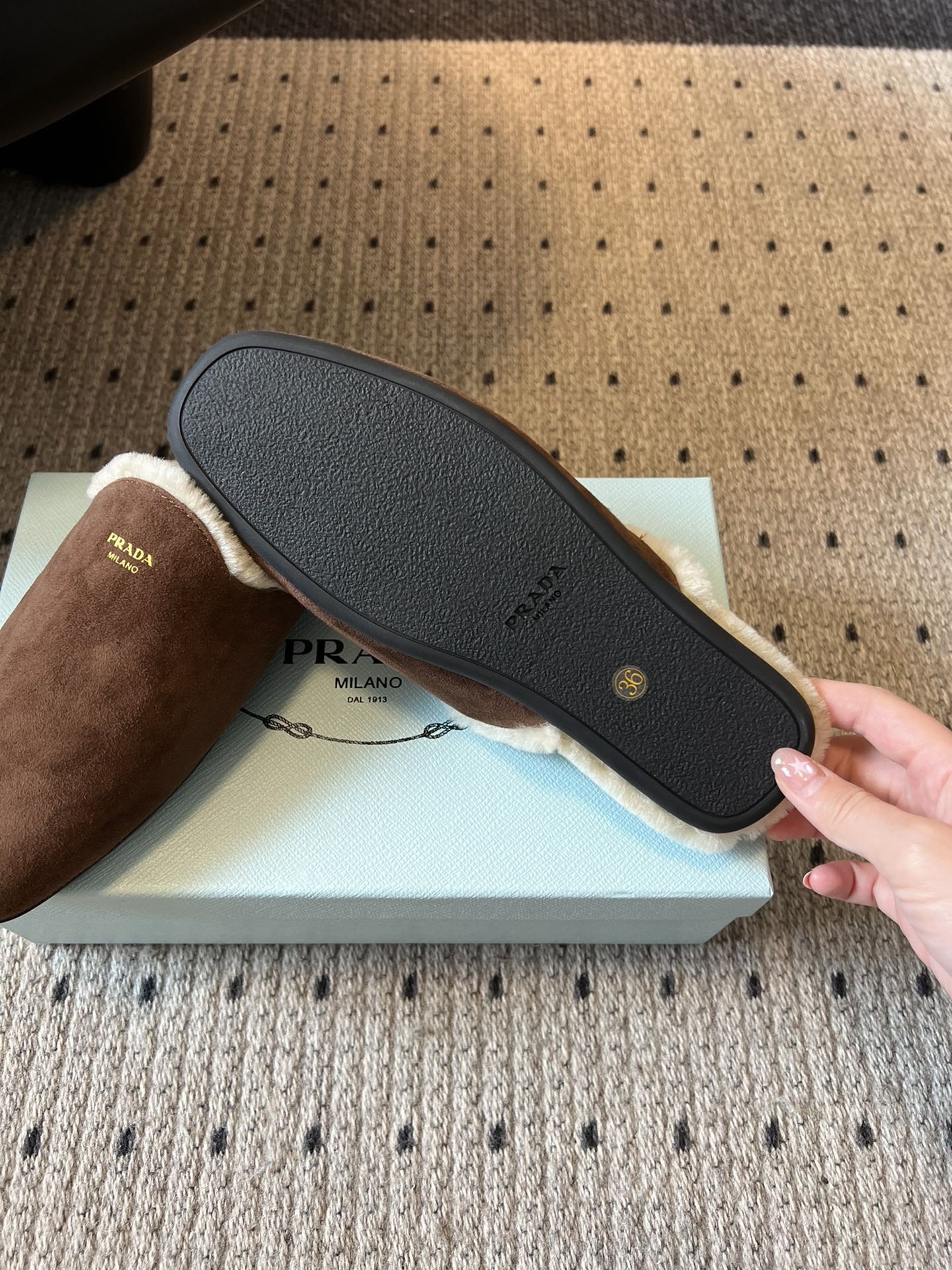 PRAD* 25ss普拉达秋冬新款毛绒穆勒鞋融合了奢华质感与舒适休闲感，鞋面采用高级皮革/麂皮材质，鞋口