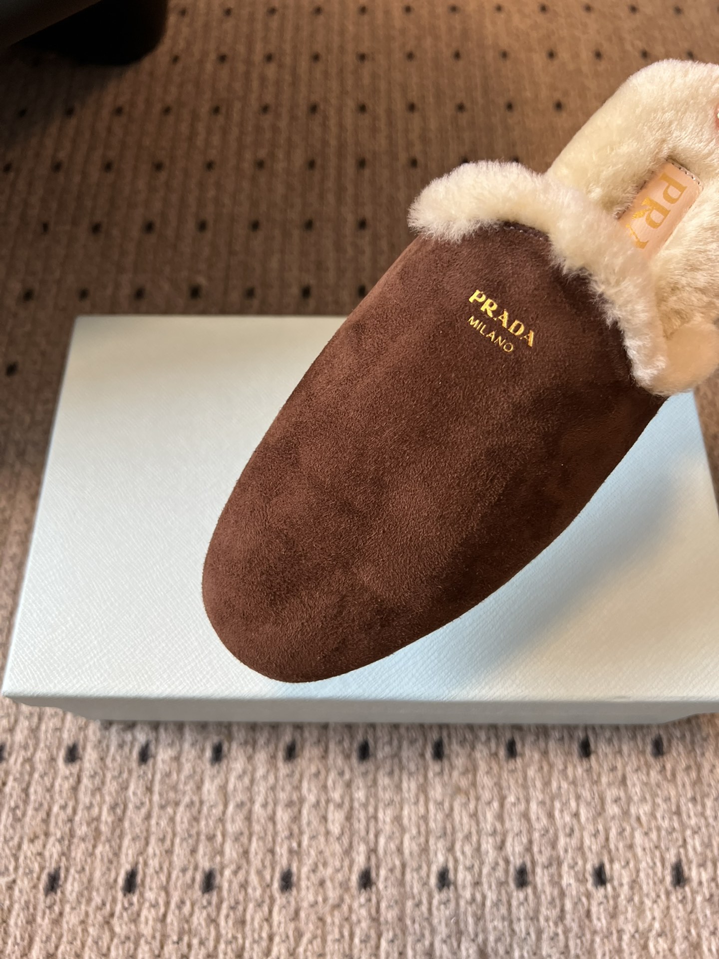 PRAD* 25ss普拉达秋冬新款毛绒穆勒鞋融合了奢华质感与舒适休闲感，鞋面采用高级皮革/麂皮材质，鞋口