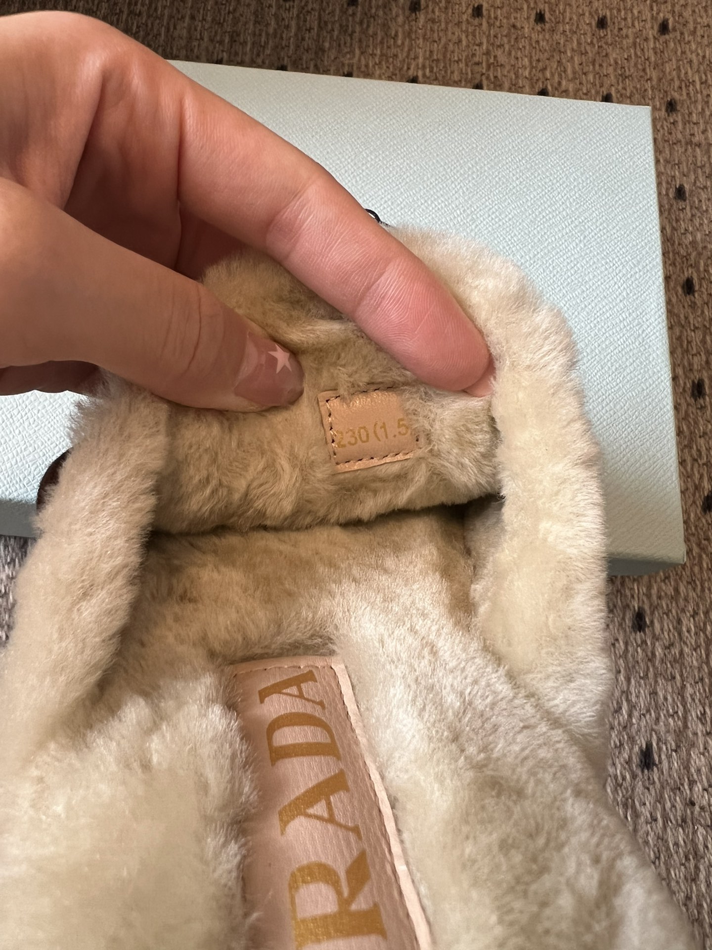 PRAD* 25ss普拉达秋冬新款毛绒穆勒鞋融合了奢华质感与舒适休闲感，鞋面采用高级皮革/麂皮材质，鞋口