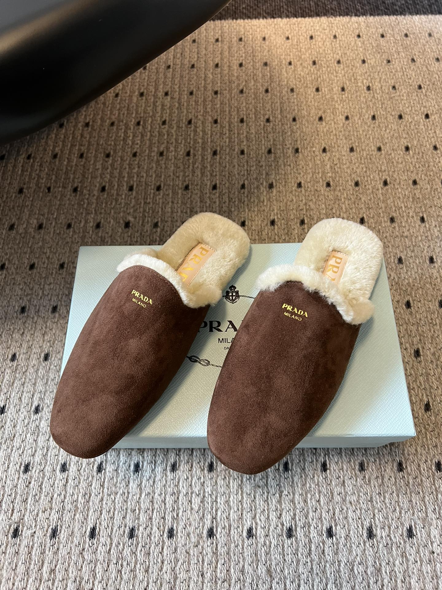 PRAD* 25ss普拉达秋冬新款毛绒穆勒鞋融合了奢华质感与舒适休闲感，鞋面采用高级皮革/麂皮材质，鞋口