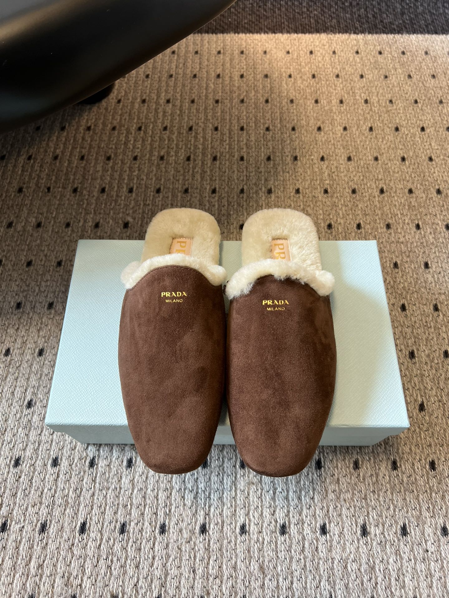 PRAD* 25ss普拉达秋冬新款毛绒穆勒鞋融合了奢华质感与舒适休闲感，鞋面采用高级皮革/麂皮材质，鞋口