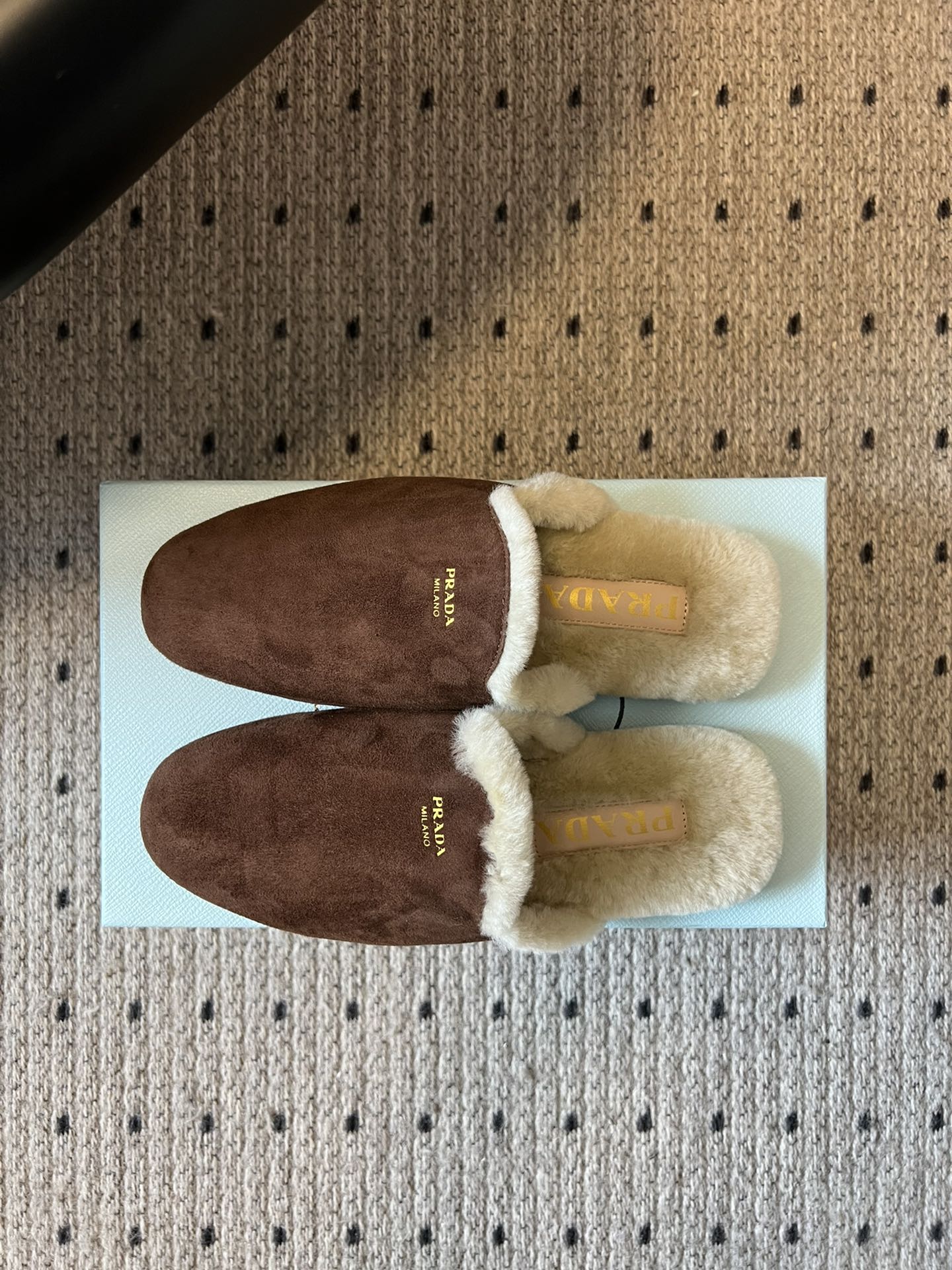 PRAD* 25ss普拉达秋冬新款毛绒穆勒鞋融合了奢华质感与舒适休闲感，鞋面采用高级皮革/麂皮材质，鞋口