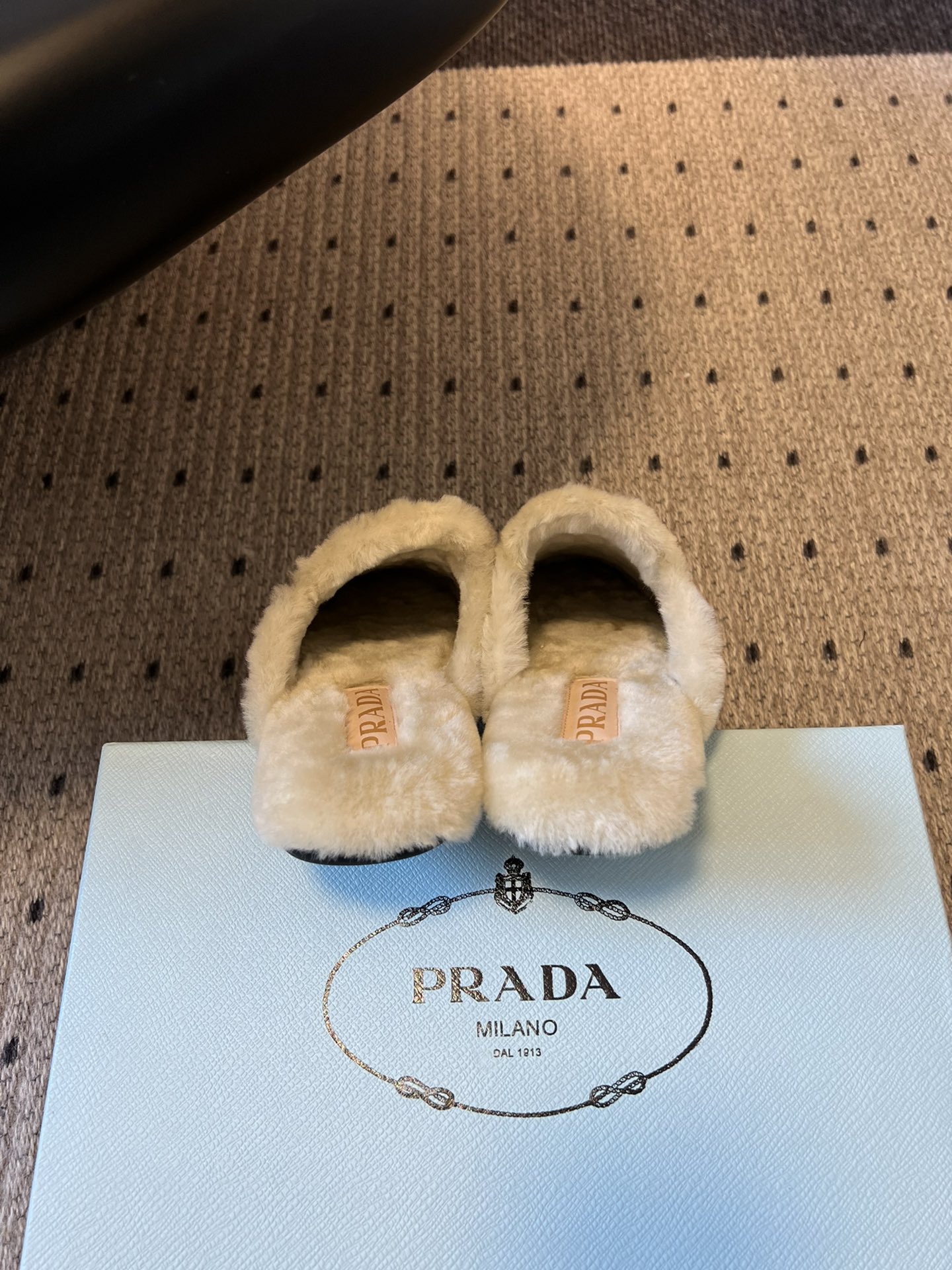 PRAD* 25ss普拉达秋冬新款毛绒穆勒鞋融合了奢华质感与舒适休闲感，鞋面采用高级皮革/麂皮材质，鞋口
