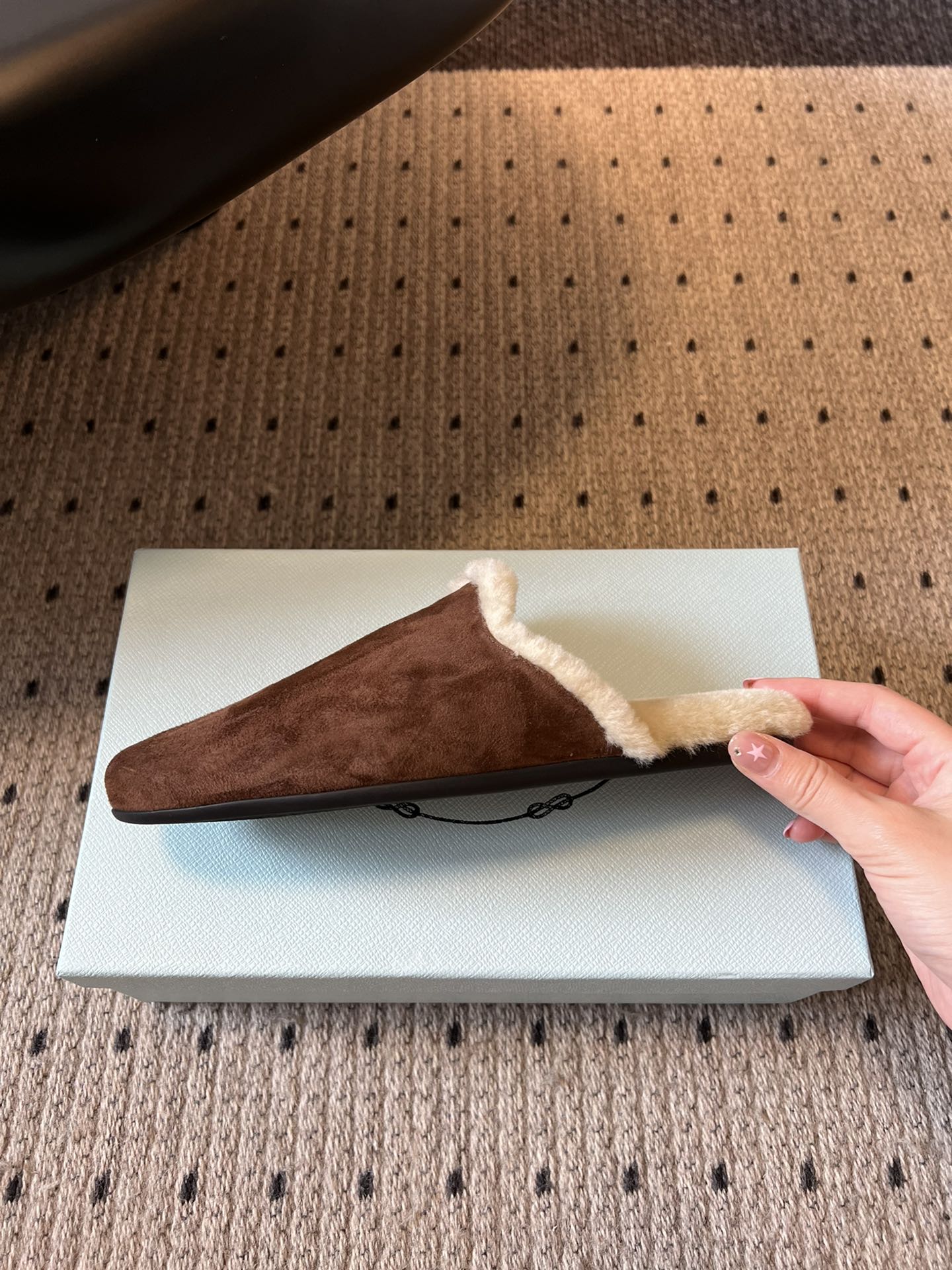 PRAD* 25ss普拉达秋冬新款毛绒穆勒鞋融合了奢华质感与舒适休闲感，鞋面采用高级皮革/麂皮材质，鞋口