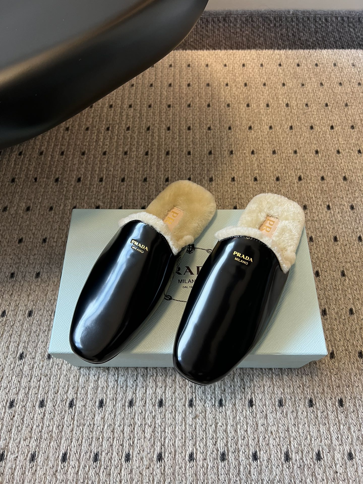 PRAD* 25ss普拉达秋冬新款毛绒穆勒鞋融合了奢华质感与舒适休闲感，鞋面采用高级皮革/麂皮材质，鞋口