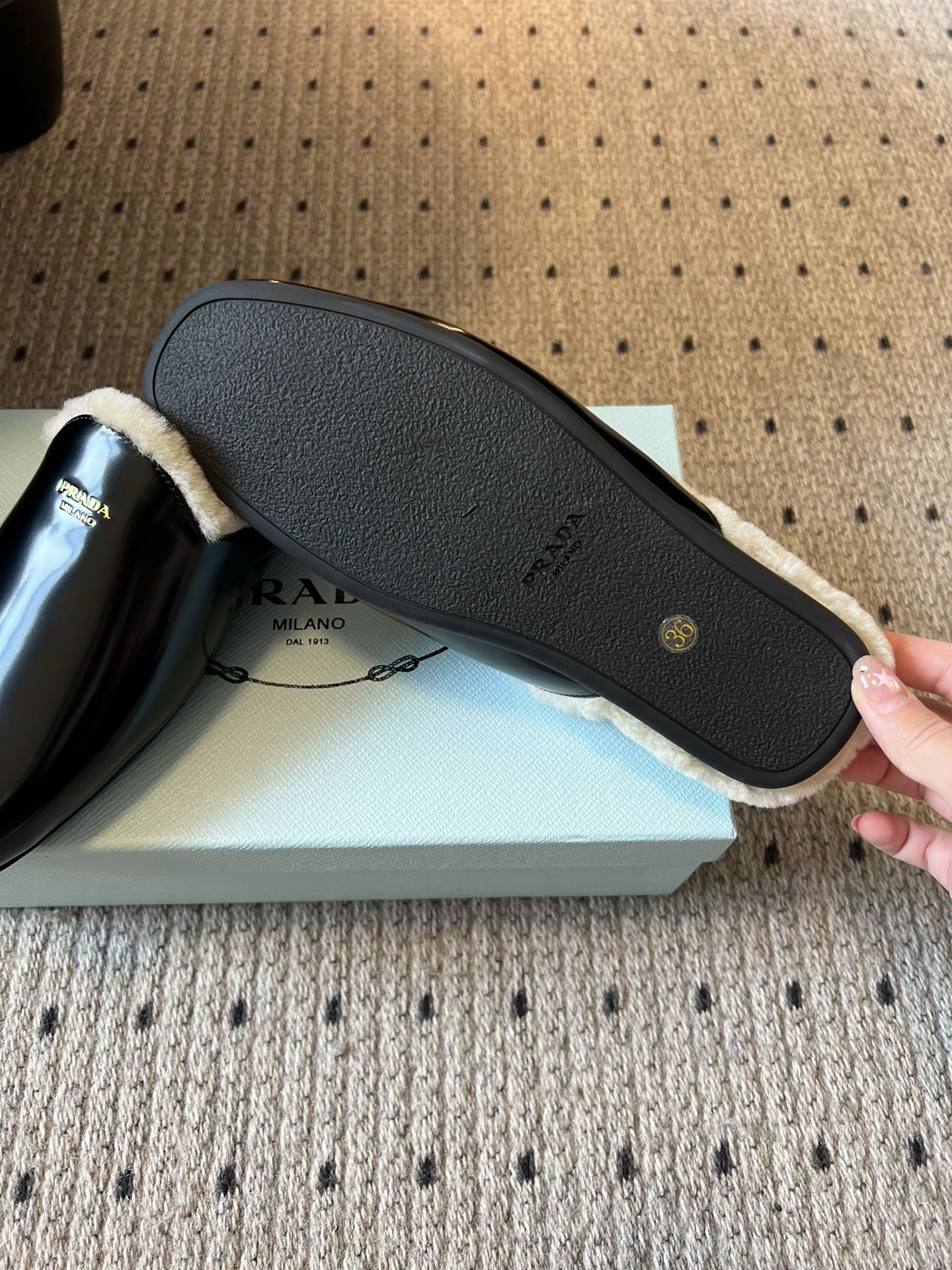 PRAD* 25ss普拉达秋冬新款毛绒穆勒鞋融合了奢华质感与舒适休闲感，鞋面采用高级皮革/麂皮材质，鞋口