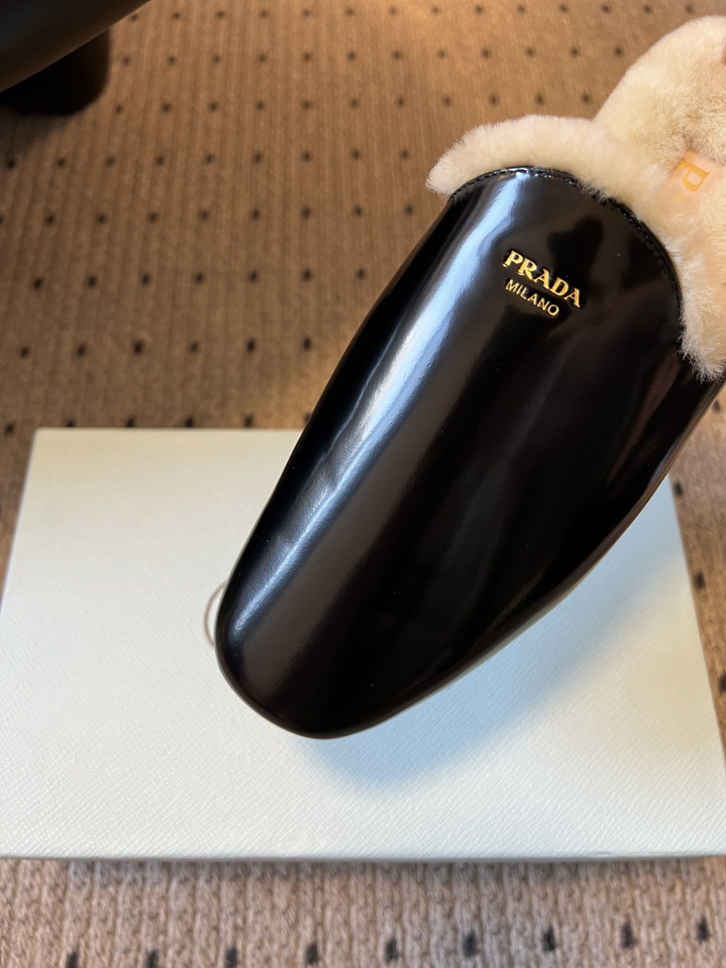 PRAD* 25ss普拉达秋冬新款毛绒穆勒鞋融合了奢华质感与舒适休闲感，鞋面采用高级皮革/麂皮材质，鞋口