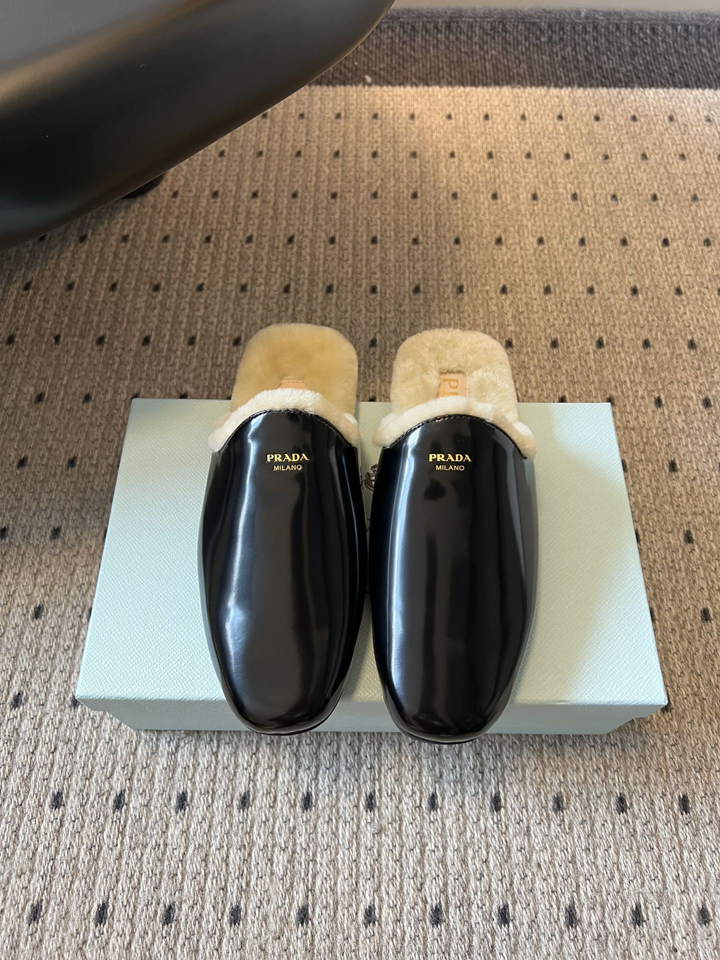 NO:559128,PRAD* 25ss Prada's new autumn and winter plush mules combine luxurious texture with comfortable and casual feeling. The upper is made of high-grade leather/suede material. The plush design at the shoe mouth not only adds a warm visual effect but also improves the wearing comfort experience. The PRADA brand logo on the shoe body highlights the brand style, and the overall presentation is a retro and fashionable light luxury style.  As mule shoes, they are easy to put on and take off; the plush material saves energy and provides a certain degree of warmth in autumn and winter, and is suitable for indoor and outdoor short-term wear, both beautiful and practical. The upper is made of beaded cowhide/cow suede, the lining is wool, the outsole is rubber outsole, Size 35-40, semi-slip fur shoes, prada, prada, cowhide, chamois leather19860909PRAD* 25ss普拉达秋冬新款毛绒穆勒鞋 融合了奢华质感与舒适休闲感,鞋面采用高级皮革/麂皮材质,鞋口处的毛绒设计既增添了温暖的视觉效果,又提升了穿着的舒适体验,鞋身的PRADA品牌标识彰显品牌格调,整体呈现出复古又时尚的轻奢风格. 作为穆勒鞋,穿着方便易穿脱；毛绒材质在秋冬季节能提供一定的保暖性,适合室内外短时间穿着,兼具美观与实用性. 鞋面开标珠牛皮/牛反绒 内里羊毛 大底橡胶大底 Size35-40码,半拖毛毛鞋,prada,prada,cowhide,chamois leather,Women's Shoes