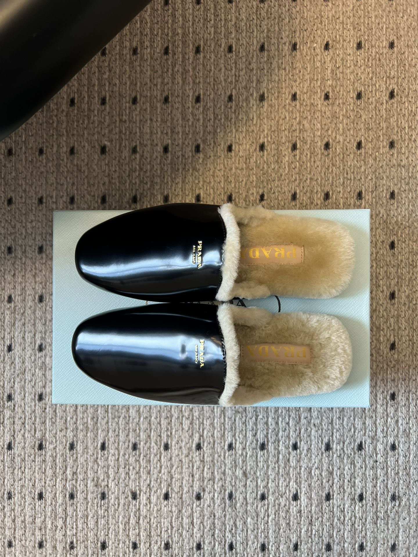 PRAD* 25ss普拉达秋冬新款毛绒穆勒鞋融合了奢华质感与舒适休闲感，鞋面采用高级皮革/麂皮材质，鞋口