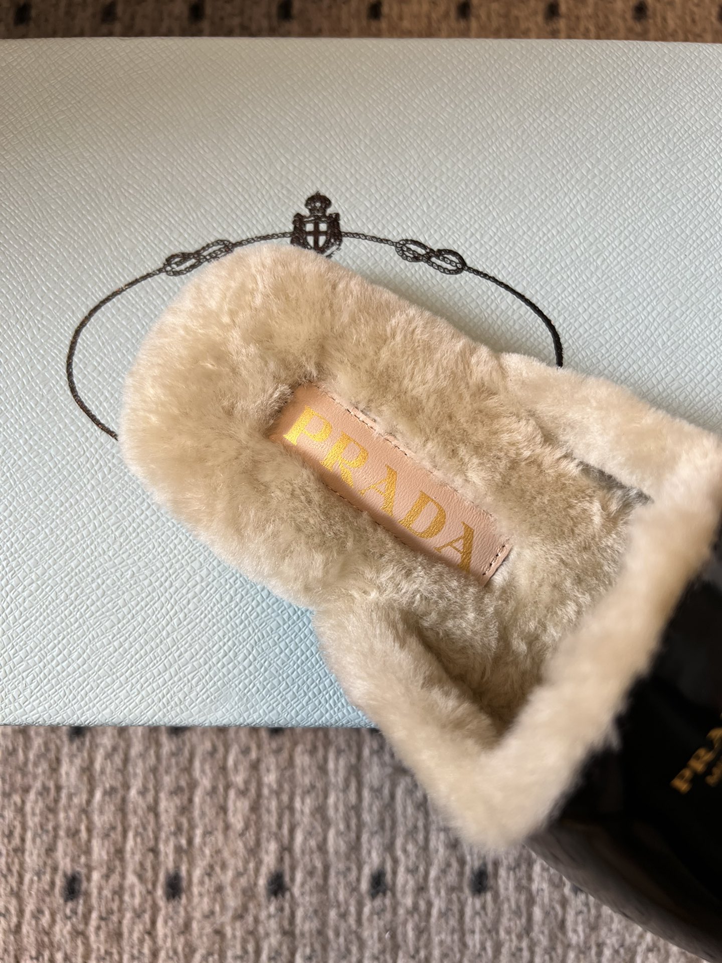 PRAD* 25ss普拉达秋冬新款毛绒穆勒鞋融合了奢华质感与舒适休闲感，鞋面采用高级皮革/麂皮材质，鞋口