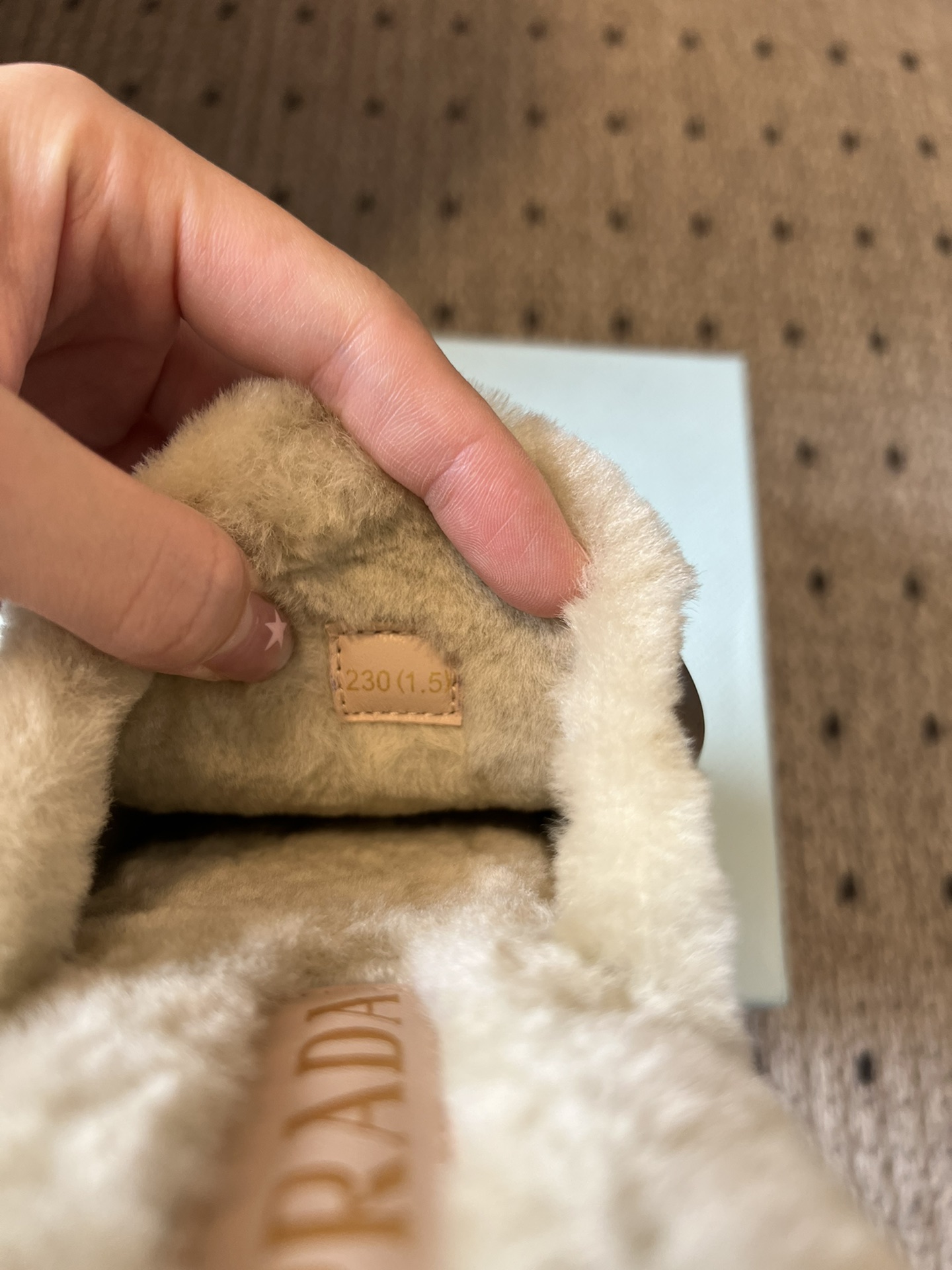 PRAD* 25ss普拉达秋冬新款毛绒穆勒鞋融合了奢华质感与舒适休闲感，鞋面采用高级皮革/麂皮材质，鞋口