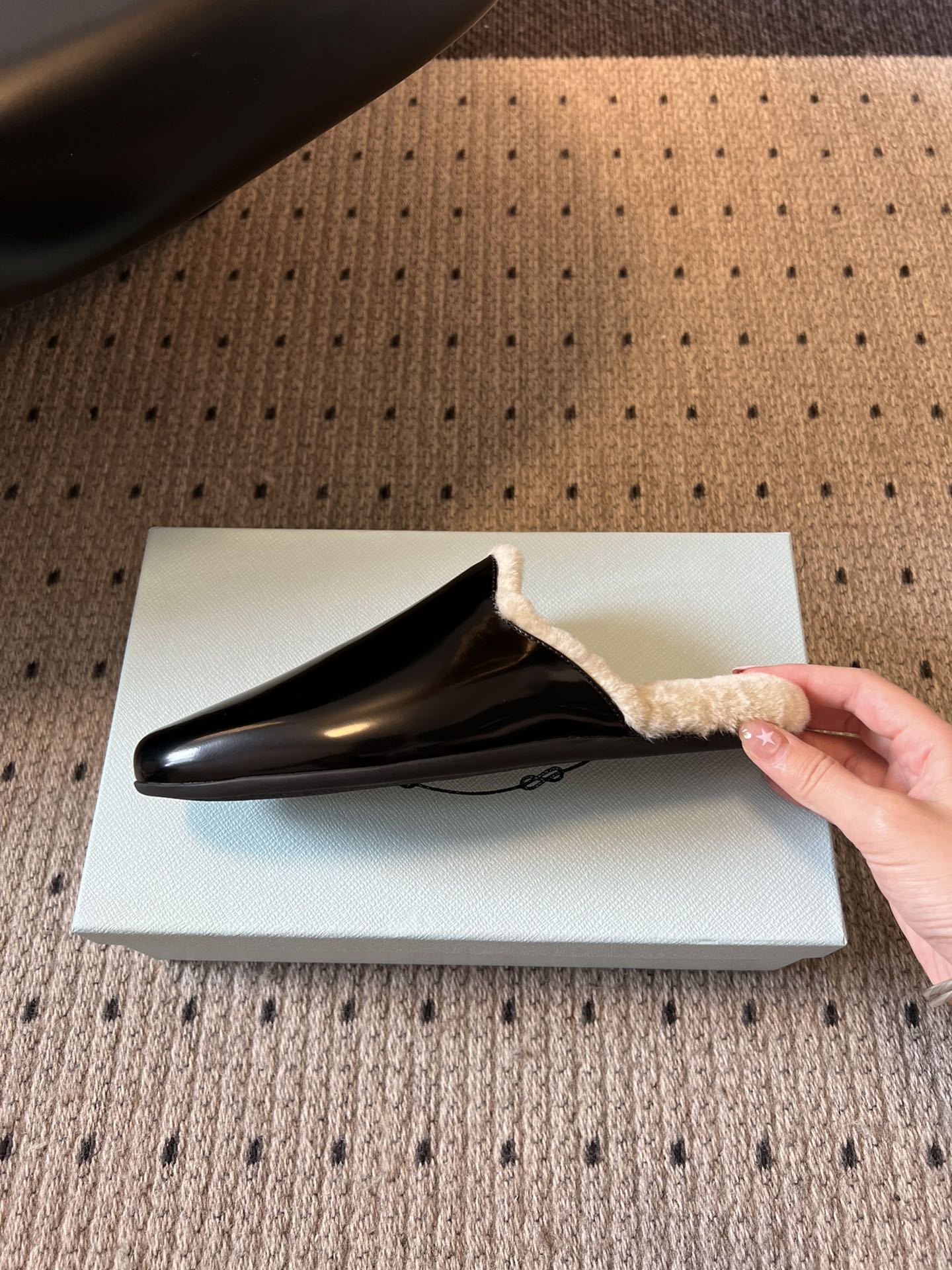 PRAD* 25ss普拉达秋冬新款毛绒穆勒鞋融合了奢华质感与舒适休闲感，鞋面采用高级皮革/麂皮材质，鞋口