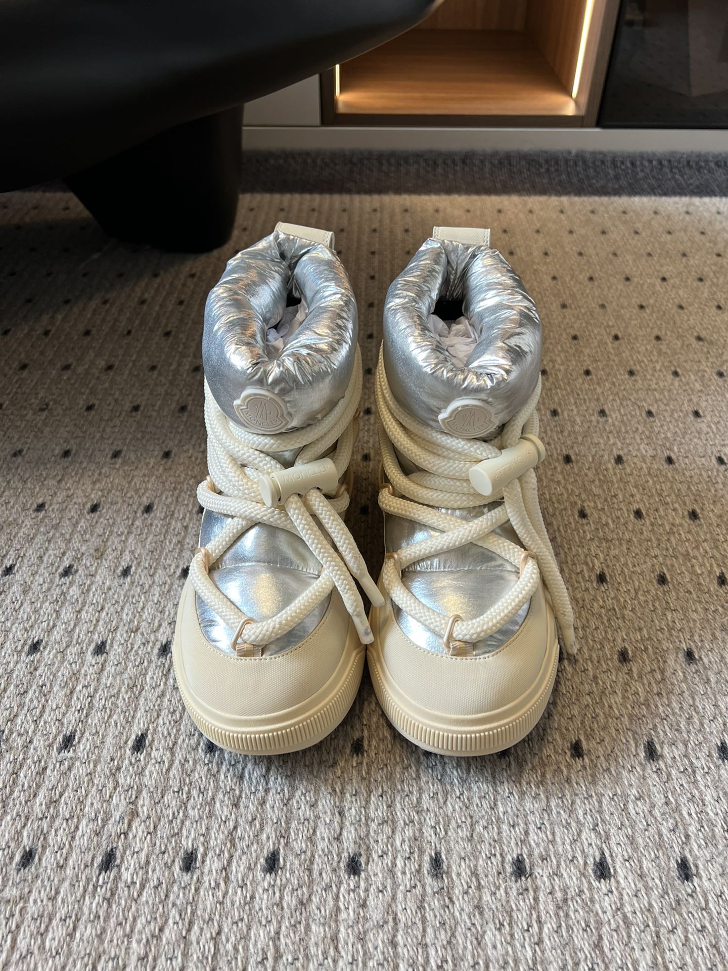 NO:562637,MONCLE* Gaobang down casual shoes are designed as high-top casual shoes with a fashionable and layered shape. The pleat design of the upper and large shoelace elements add a trendy feel and combine the brand's outdoor style with both fashion and functionality. They are made of materials similar to down filling and leather, with unique texture and fine craftsmanship. The splicing of different materials gives the shoes a more design feel and also improves warmth and durability. The upper is waterproof coated ski cloth and the lining is cashmere cloth.  Outsole TPU outsole size35-41, snow boots, boots, down jacket19860909MONCLE* 高邦羽绒休闲鞋 设计属于高帮休闲款式,鞋型时尚且富有层次感,鞋帮的褶皱设计和大鞋带元素增添了潮流感,同时结合了品牌的户外风格,兼具时尚与功能性. 采用了类似羽绒填充的材质和皮革等拼接制作,质感独特,工艺精细,不同材质的拼接让鞋子更具设计感,也提升了保暖性和耐用性. 鞋面防水涂层滑雪布 内里羊绒布里 大底TPU大底 size35-41,雪地靴,boots,down jacket,Women's Shoes