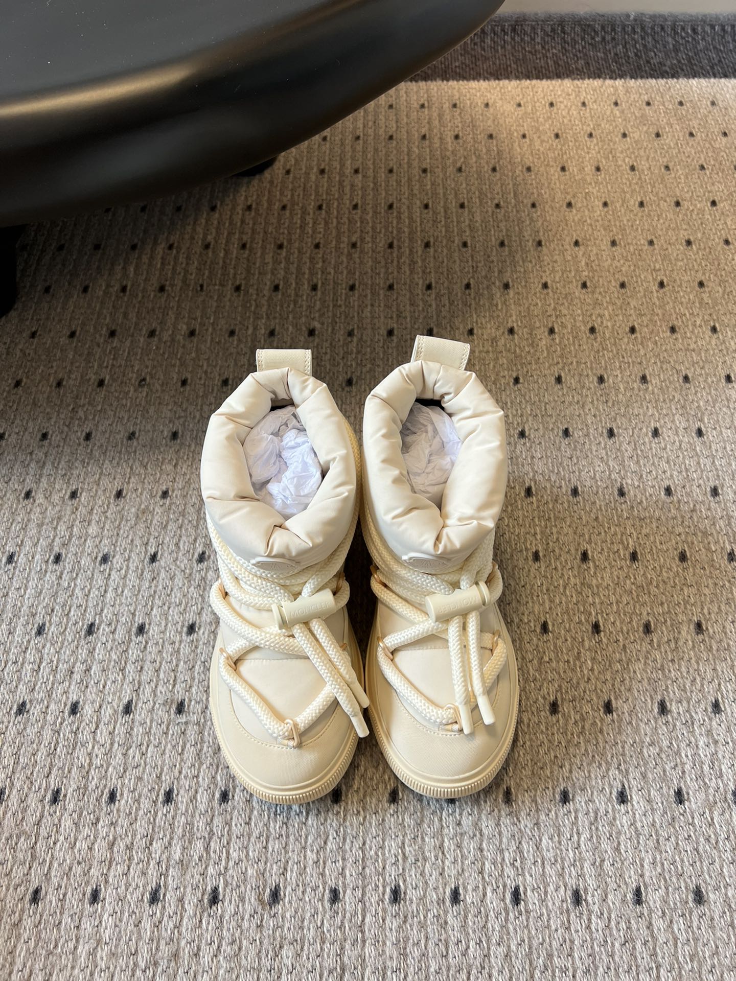 NO:558270,MONCLER down casual shoes are designed as high-top casual shoes with a fashionable and layered shape. The pleated design of the upper and large shoelace elements add a trendy feel and combine the brand's outdoor style with both fashion and functionality. They are made of materials similar to down filling and leather, with unique texture and fine craftsmanship. The splicing of different materials gives the shoes a more design feel and also improves warmth and durability. The upper is waterproof coated ski cloth and the lining is cashmere cloth.  Outsole TPU outsole size 35-41, down jacket19860909MONCLER 羽绒休闲鞋 设计属于高帮休闲款式,鞋型时尚且富有层次感,鞋帮的褶皱设计和大鞋带元素增添了潮流感,同时结合了品牌的户外风格,兼具时尚与功能性. 采用了类似羽绒填充的材质和皮革等拼接制作,质感独特,工艺精细,不同材质的拼接让鞋子更具设计感,也提升了保暖性和耐用性. 鞋面防水涂层滑雪布 内里羊绒布里 大底TPU大底 size35-41码,,down jacket,Men's shoes