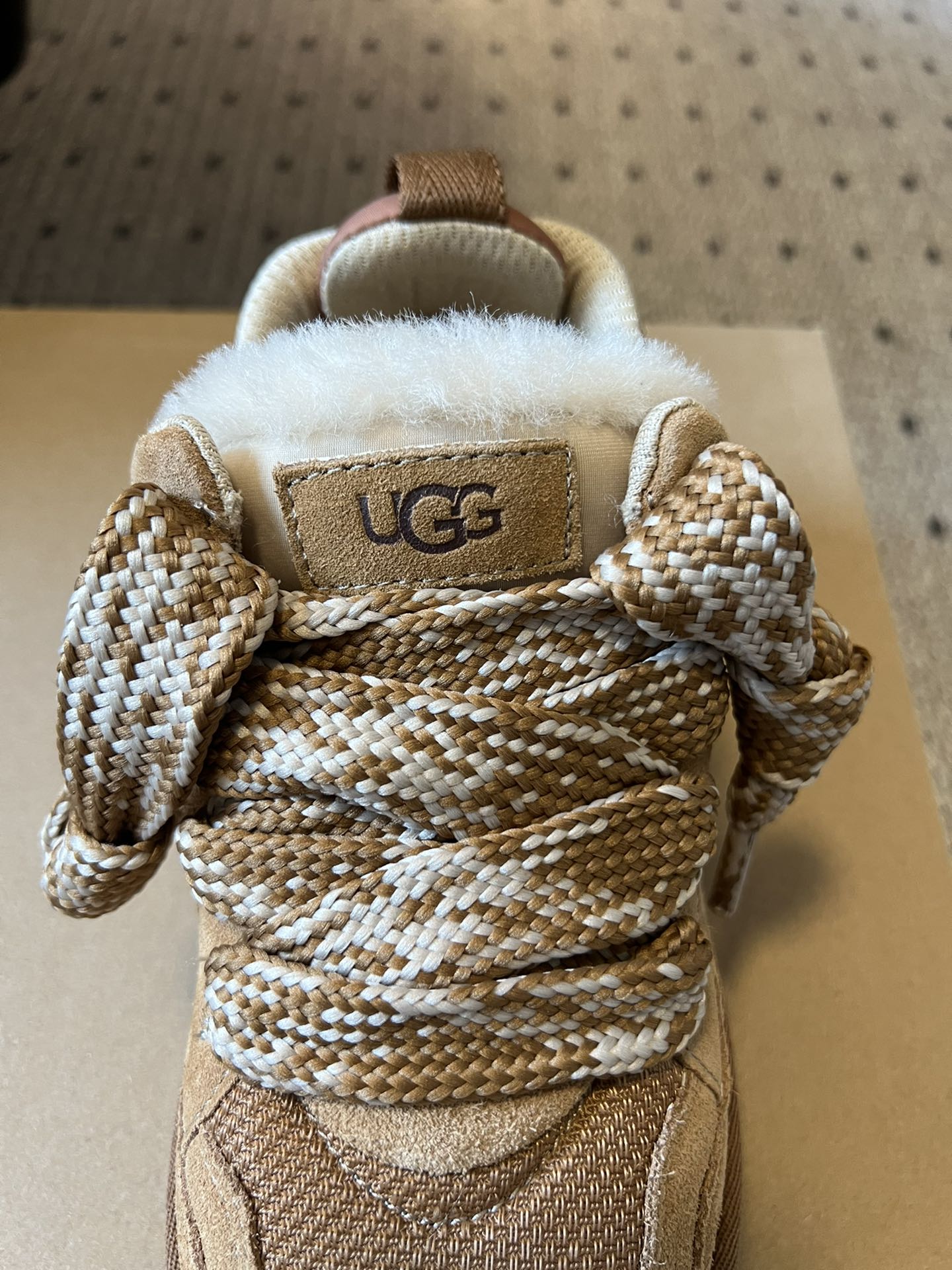 UG* 低帮平底双色系带街头休闲鞋采用皮毛一体材质，内里加绒，能在秋冬季节提供良好的保暖效果，适合寒冷天