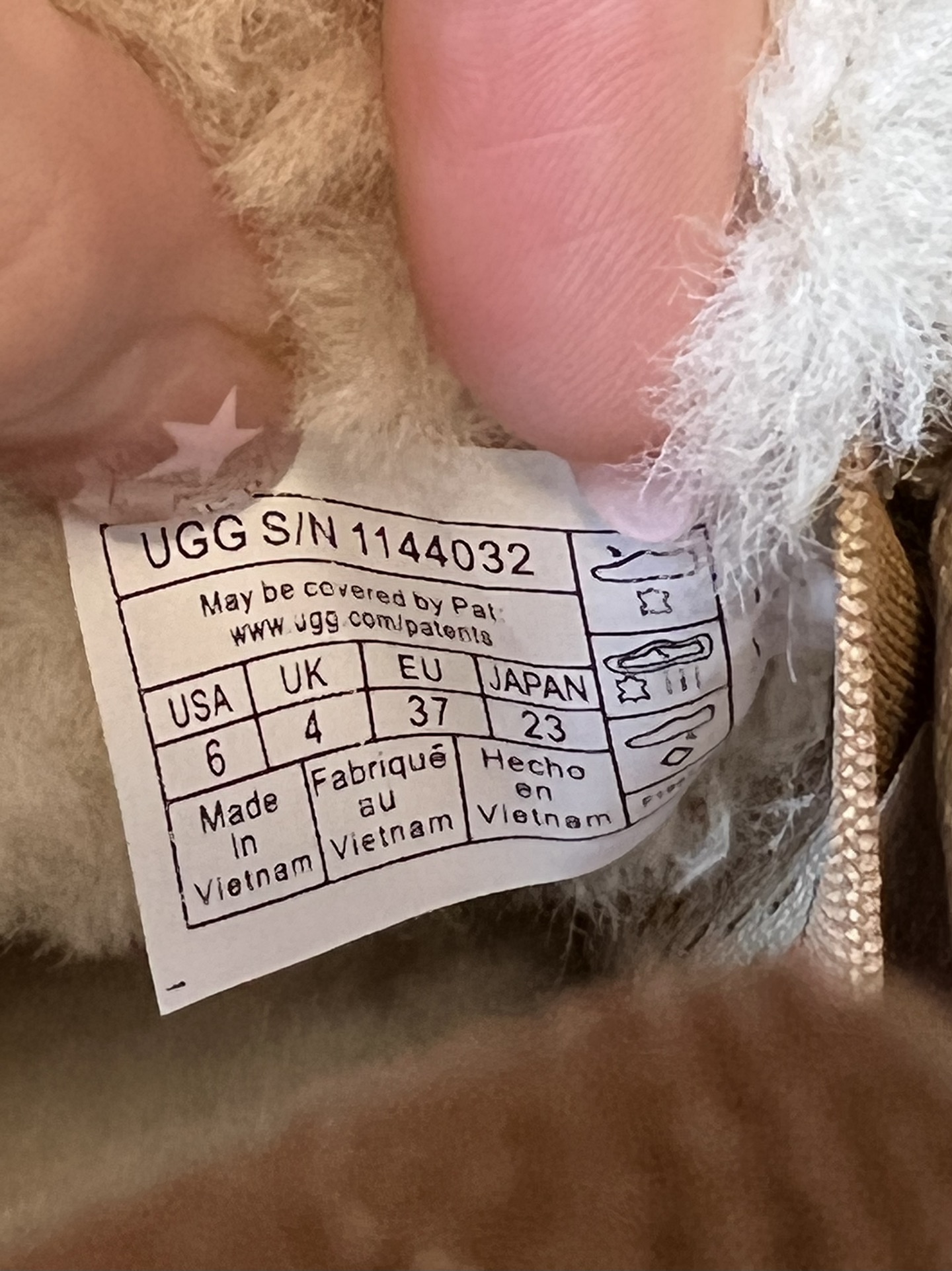 UG* 低帮平底双色系带街头休闲鞋采用皮毛一体材质，内里加绒，能在秋冬季节提供良好的保暖效果，适合寒冷天