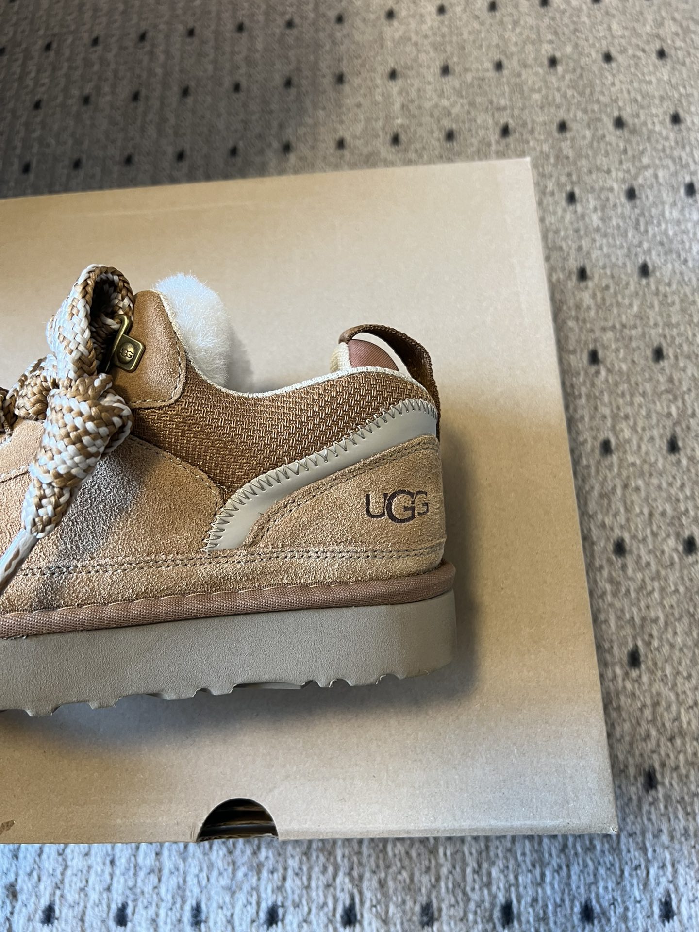 UG* 低帮平底双色系带街头休闲鞋采用皮毛一体材质，内里加绒，能在秋冬季节提供良好的保暖效果，适合寒冷天