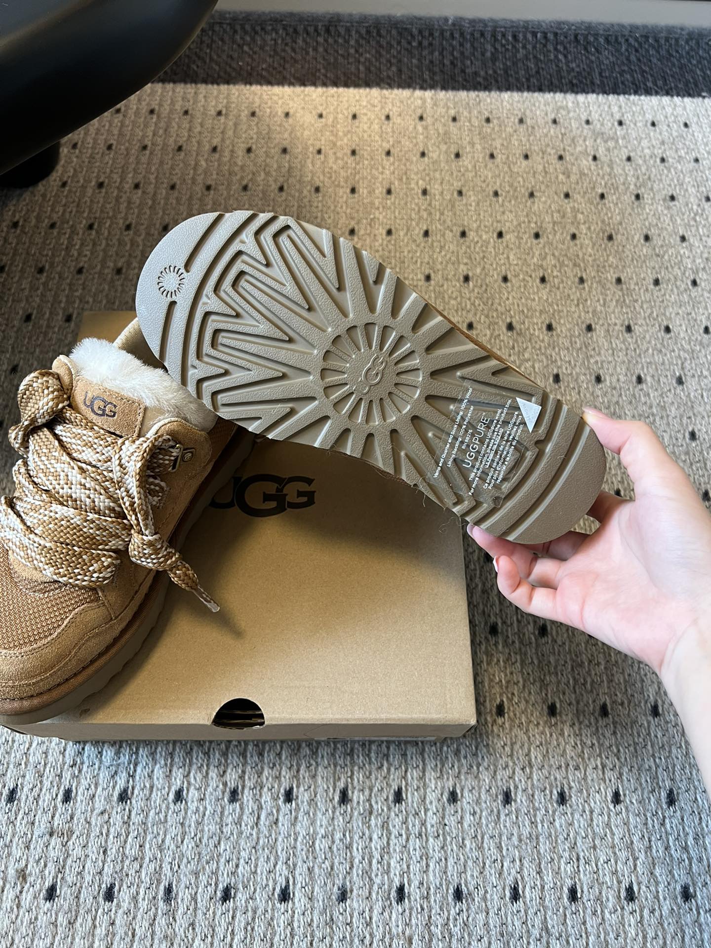 UG* 低帮平底双色系带街头休闲鞋采用皮毛一体材质，内里加绒，能在秋冬季节提供良好的保暖效果，适合寒冷天