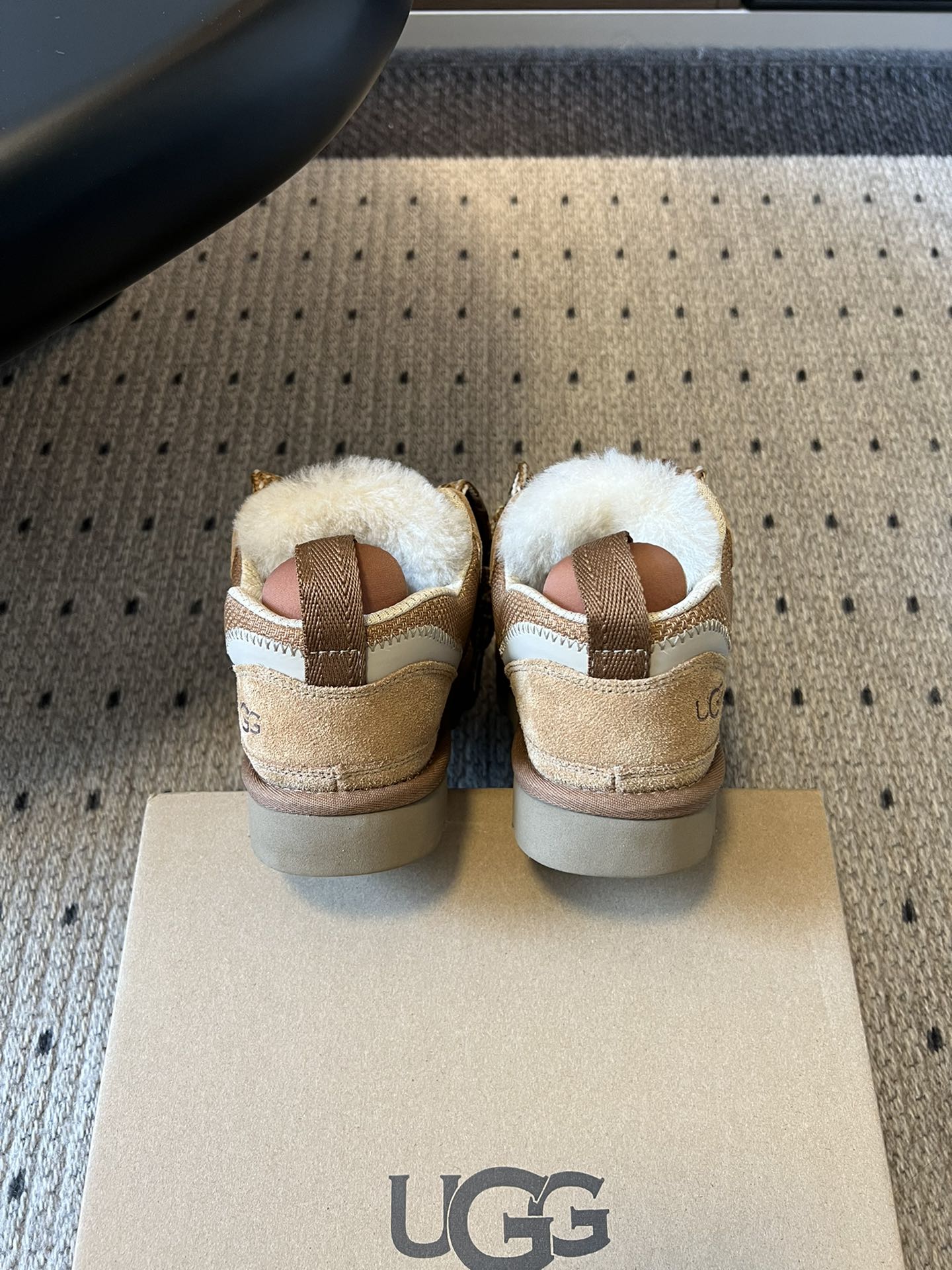 UG* 低帮平底双色系带街头休闲鞋采用皮毛一体材质，内里加绒，能在秋冬季节提供良好的保暖效果，适合寒冷天