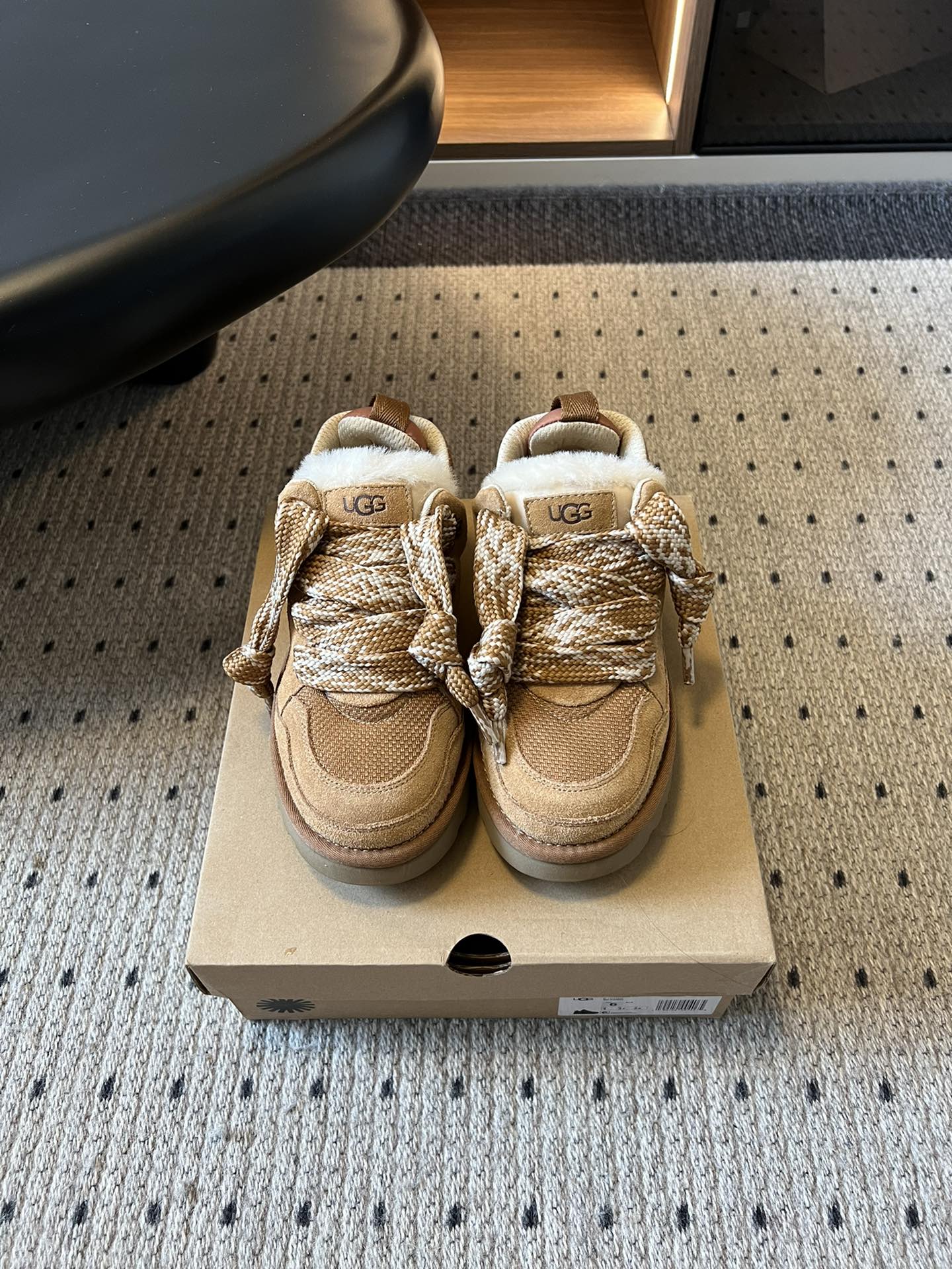 UG* 低帮平底双色系带街头休闲鞋采用皮毛一体材质，内里加绒，能在秋冬季节提供良好的保暖效果，适合寒冷天