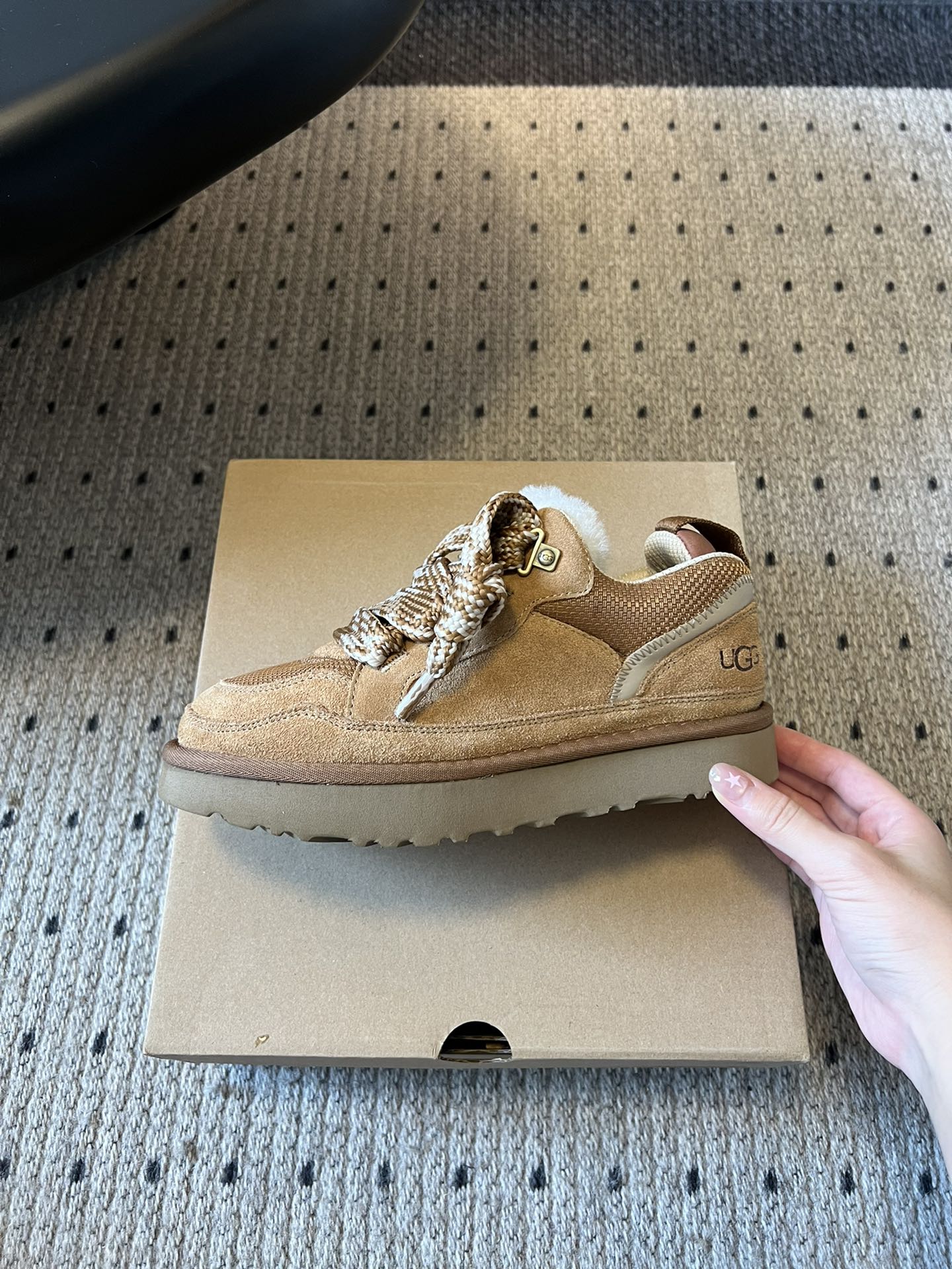 UG* 低帮平底双色系带街头休闲鞋采用皮毛一体材质，内里加绒，能在秋冬季节提供良好的保暖效果，适合寒冷天