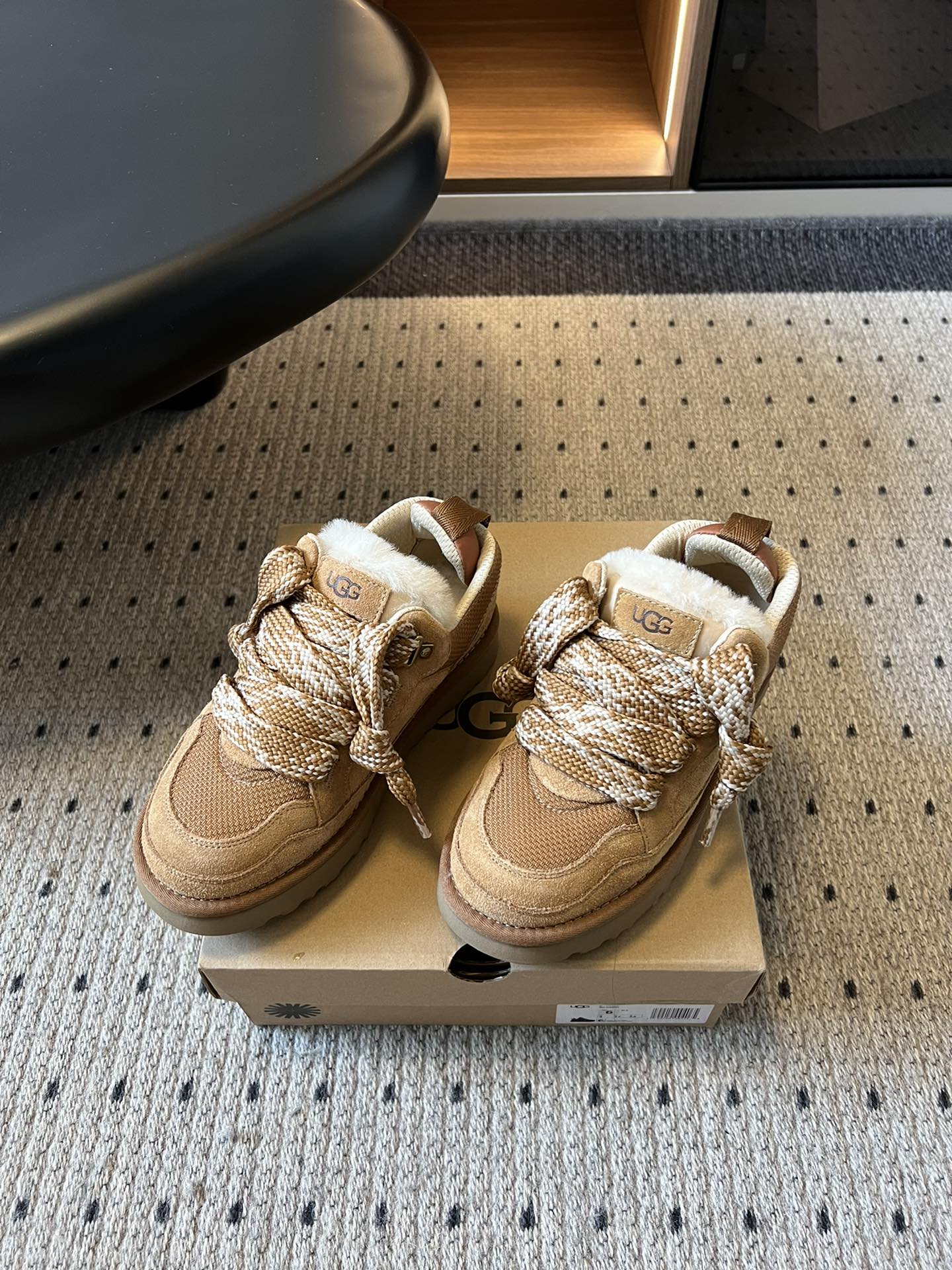 UG* 低帮平底双色系带街头休闲鞋采用皮毛一体材质，内里加绒，能在秋冬季节提供良好的保暖效果，适合寒冷天