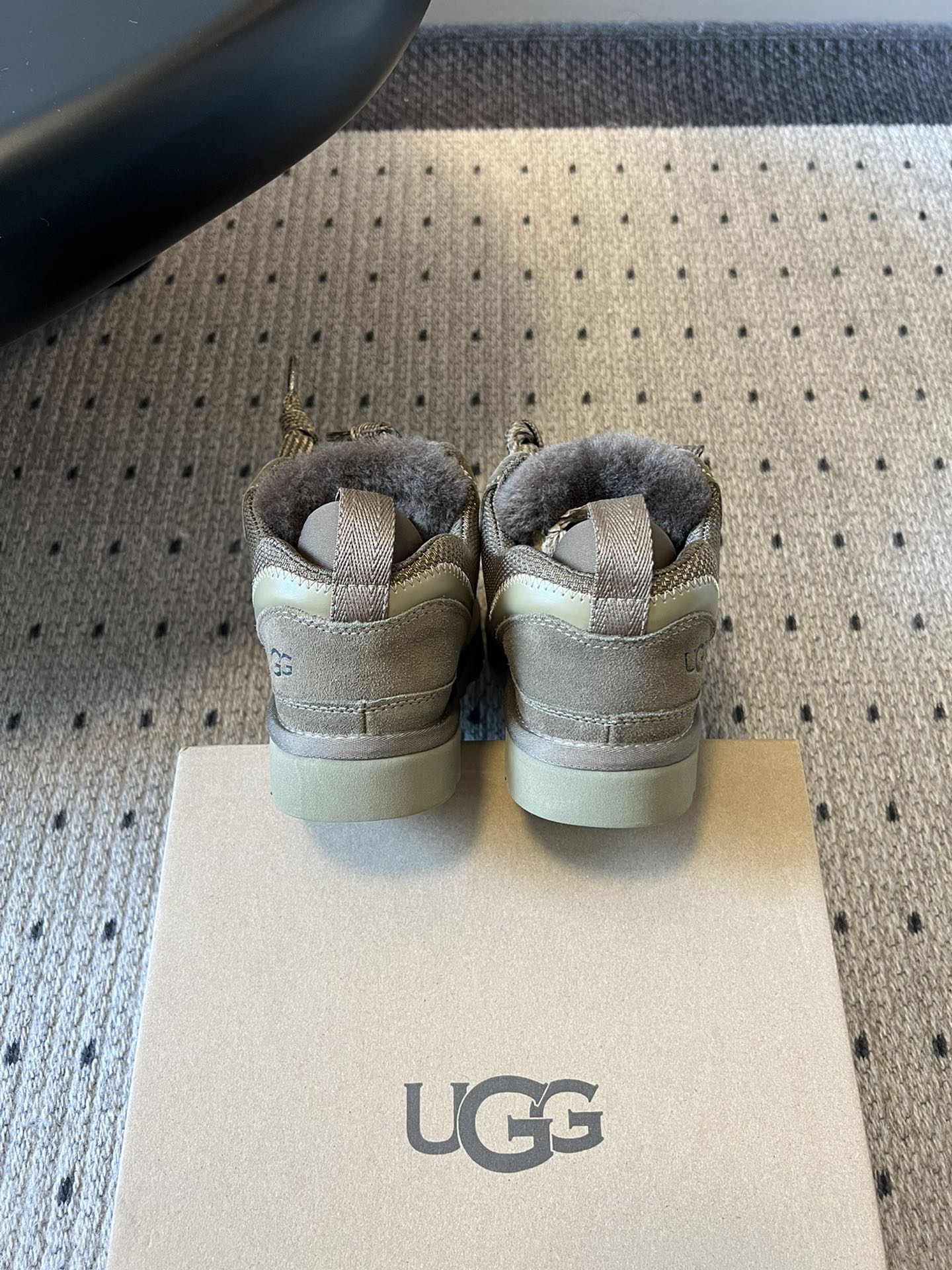 UG* 低帮平底双色系带街头休闲鞋采用皮毛一体材质，内里加绒，能在秋冬季节提供良好的保暖效果，适合寒冷天