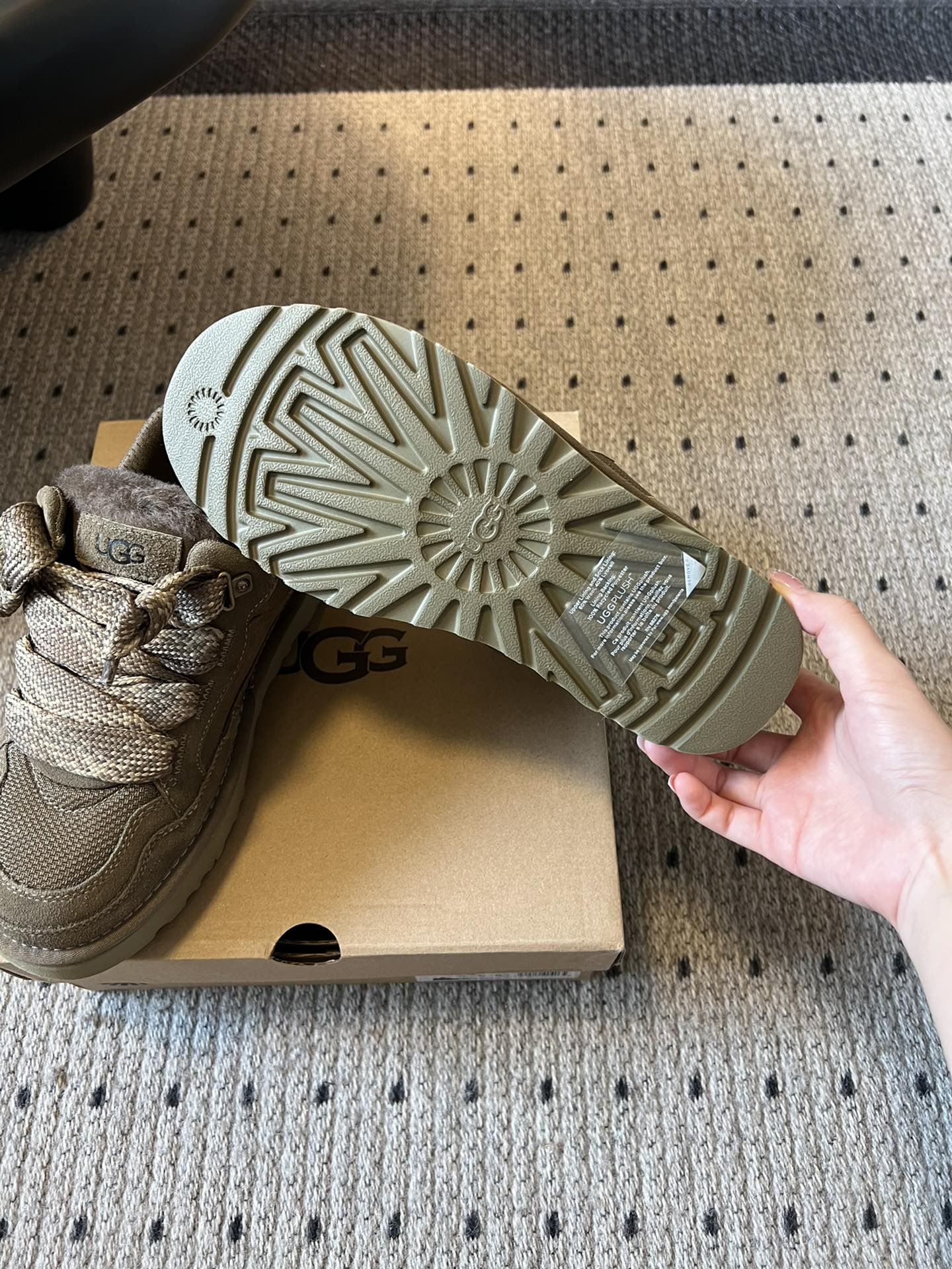 UG* 低帮平底双色系带街头休闲鞋采用皮毛一体材质，内里加绒，能在秋冬季节提供良好的保暖效果，适合寒冷天