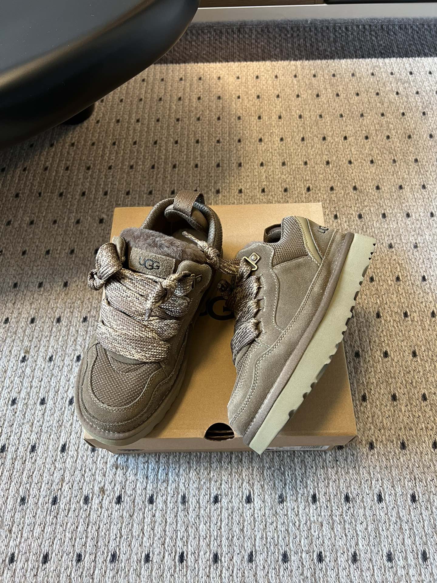 UG* 低帮平底双色系带街头休闲鞋采用皮毛一体材质，内里加绒，能在秋冬季节提供良好的保暖效果，适合寒冷天